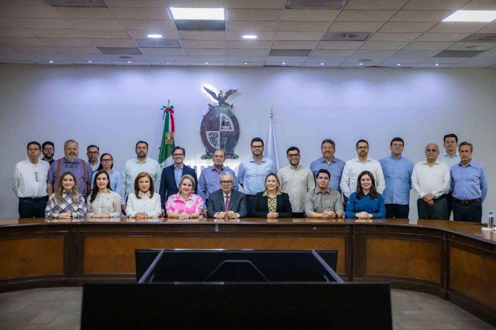 Rubén Rocha Moya sentado al centro, rodeado de su gabinete