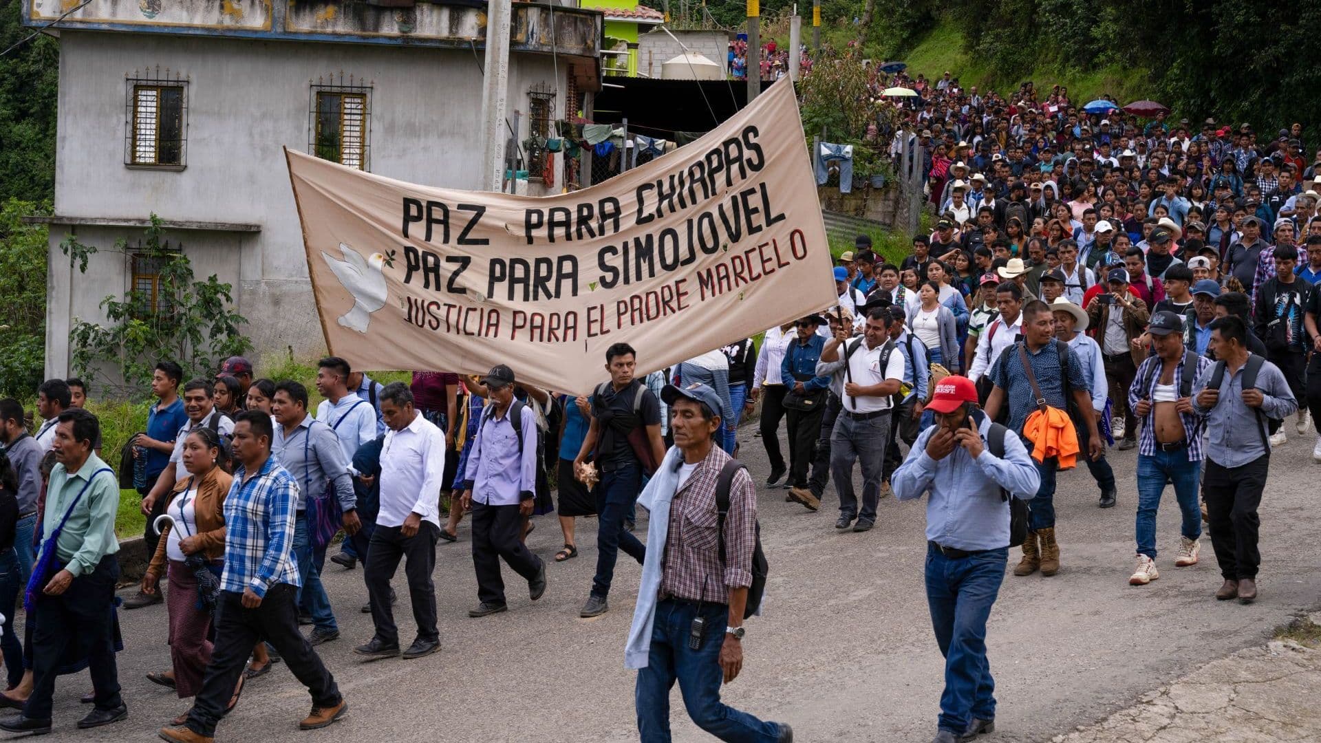 Miles de fieles marchan en Chiapas para exigir justicia por el asesinato del padre Marcelo Pérez, ocurrido en 2024