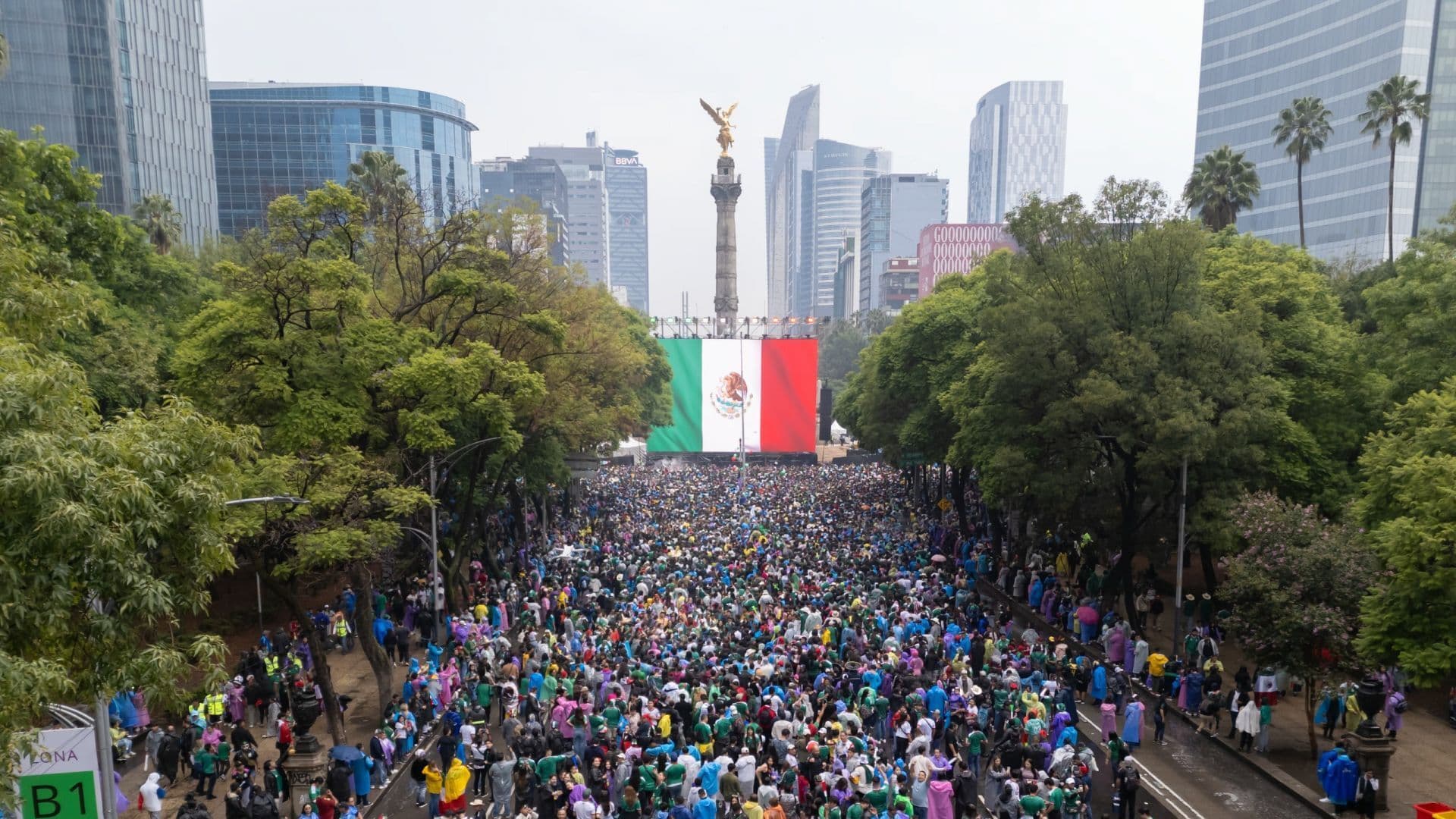 Aficionados en el Ángel de la Independencia en CDMX por el México vs. Inglaterra