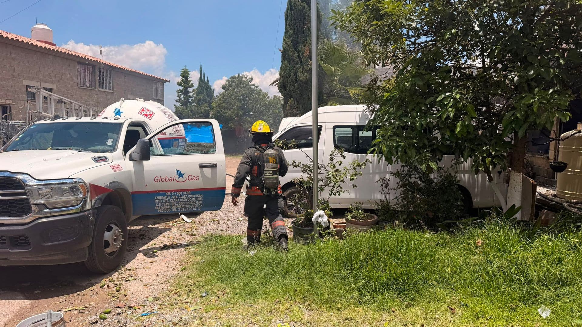 Dos trabajadores y dos habitantes resultaron heridos con quemaduras.