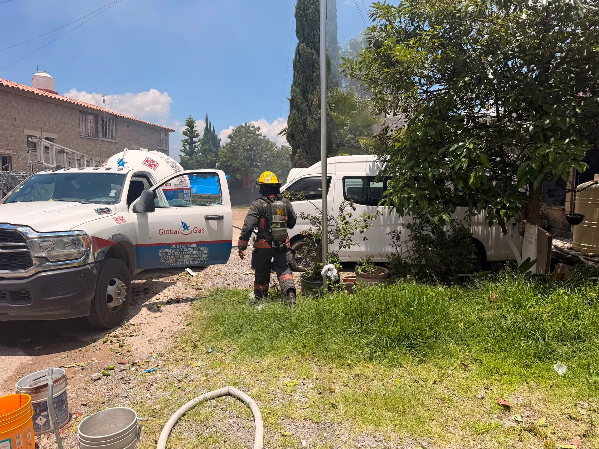 Dos trabajadores y dos habitantes resultaron heridos con quemaduras.
