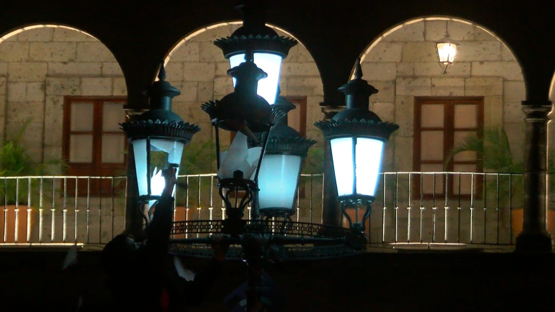 El grupo de personas encapuchadas destrozó luminarias del Centro de Guadalajara.