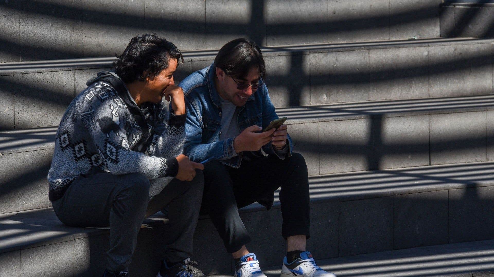 Jovenes con teléfono celular