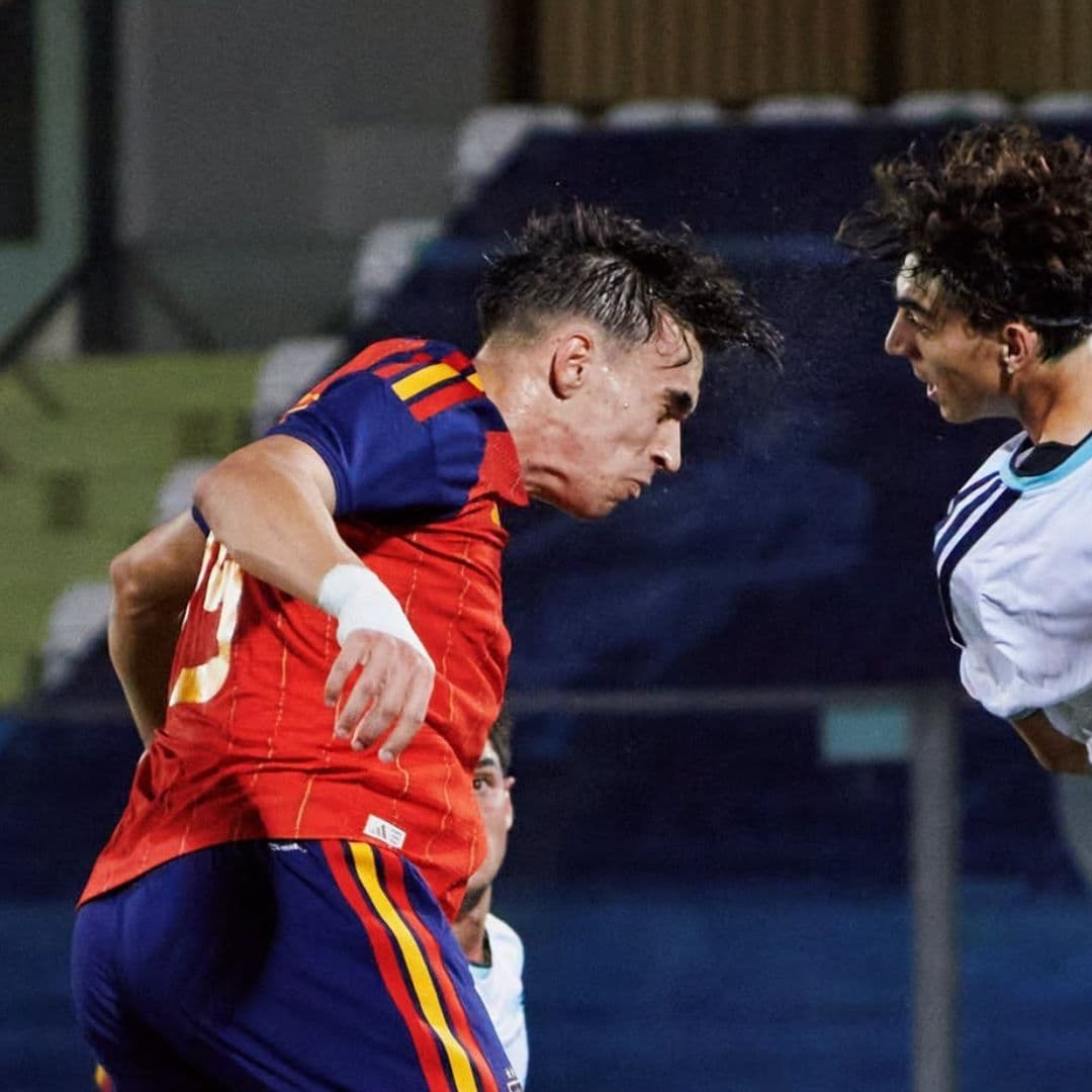 El delantero español Carlos Espí remata a portería en el duelo entre San Marino y La Rojita en la categoría Sub-21.