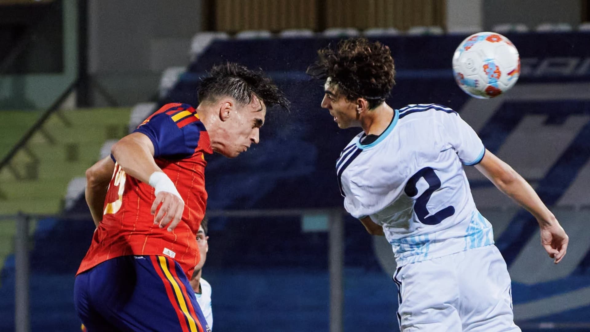 El delantero español Carlos Espí remata a portería en el duelo entre San Marino y La Rojita en la categoría Sub-21.