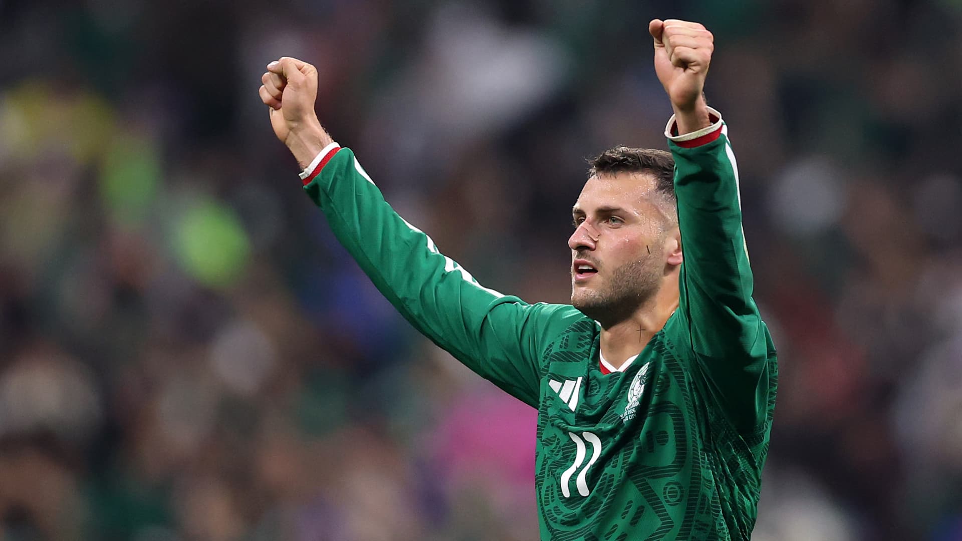 Santiago Gimenez durante un partido con la Selección Mexicana