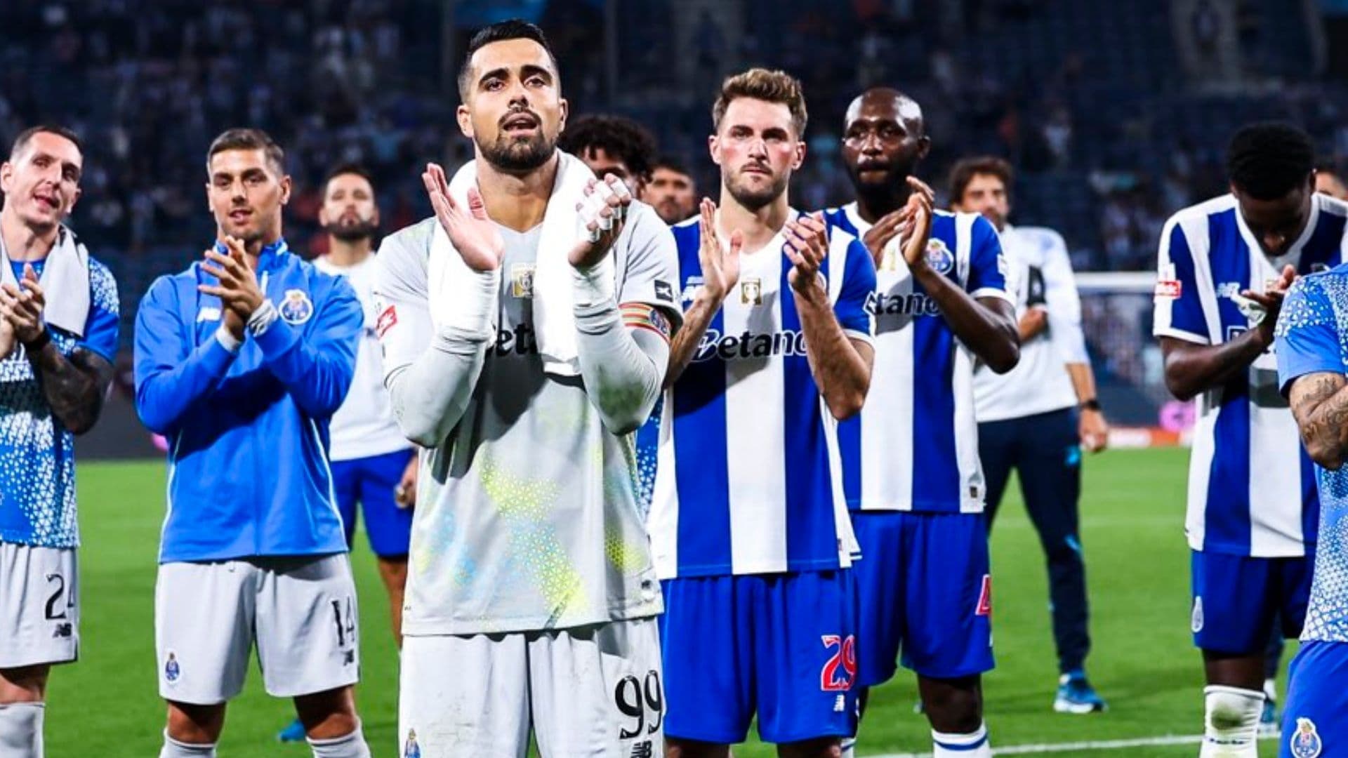 Santiago Gimenez agradeció con aplausos a la afición, junto con su equipo, por el apoyo recibido en el partido contra el Moreirense.