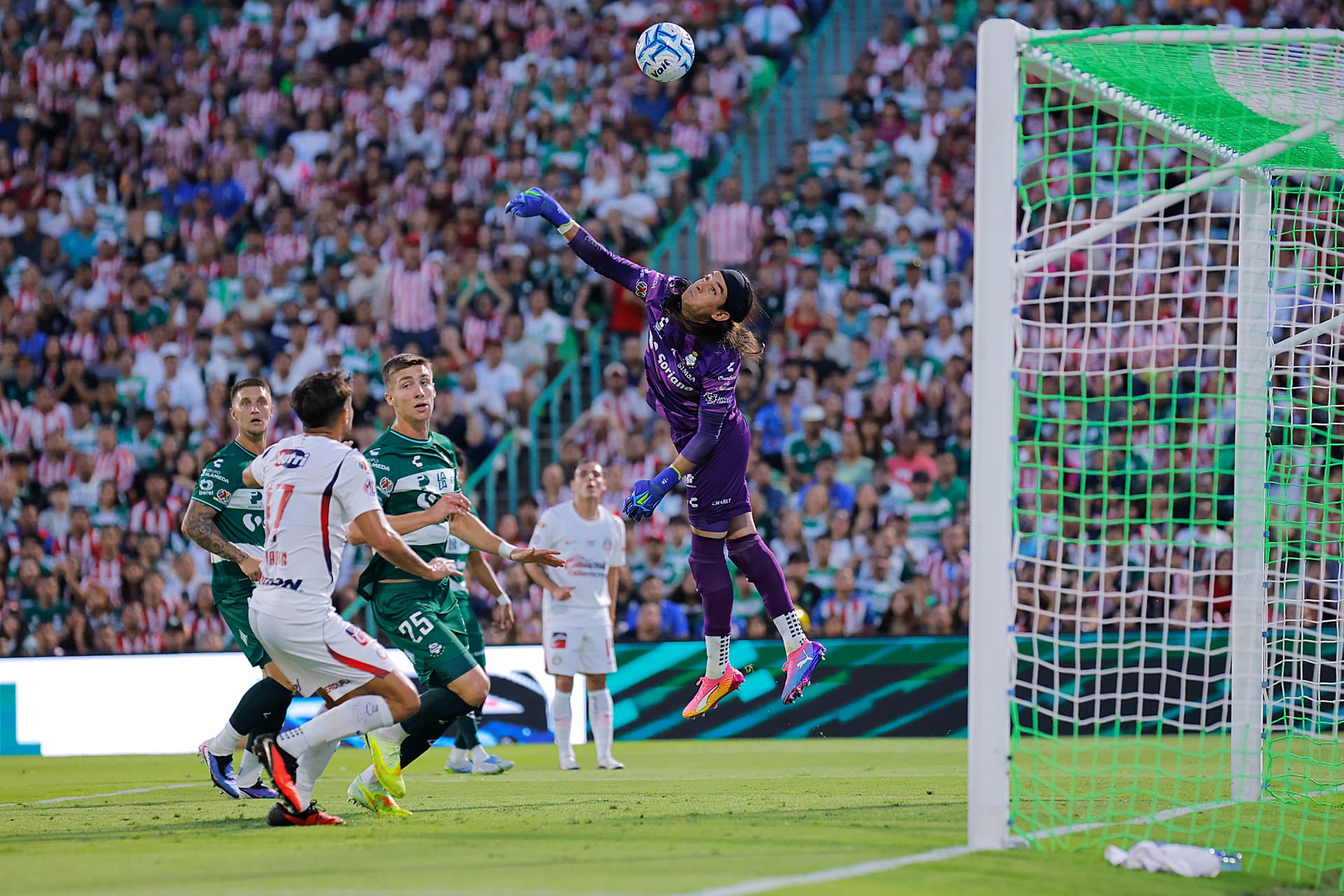 Chivas Retoma el Camino en la Liga MX Tras Vencer a Santos