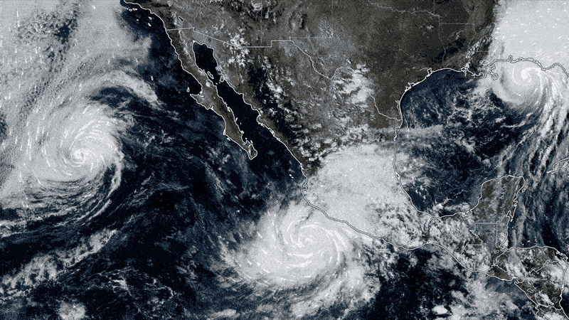 Huracanes rodean a México