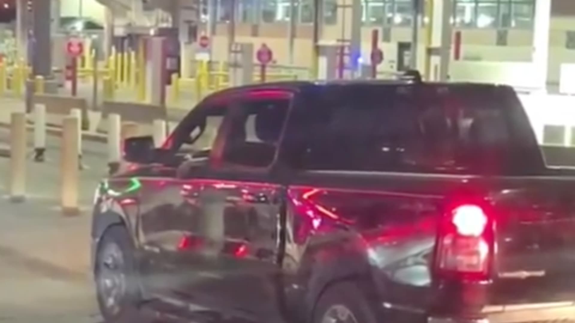 El hombre fue grabado y el video se volvió viral.