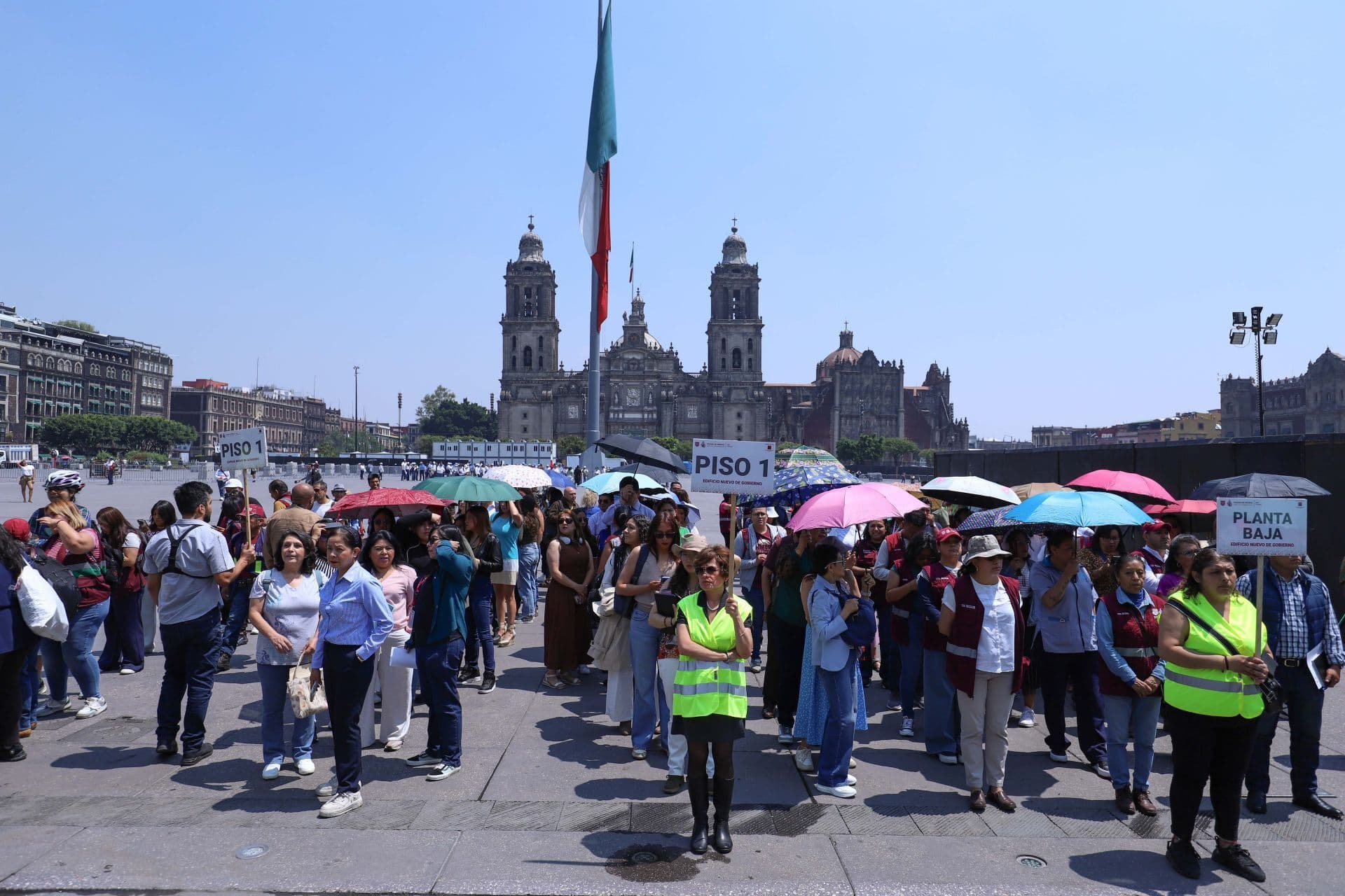 Personas desalojan un edificio durante un Simulacro Nacional. Foto: Cuartosuro