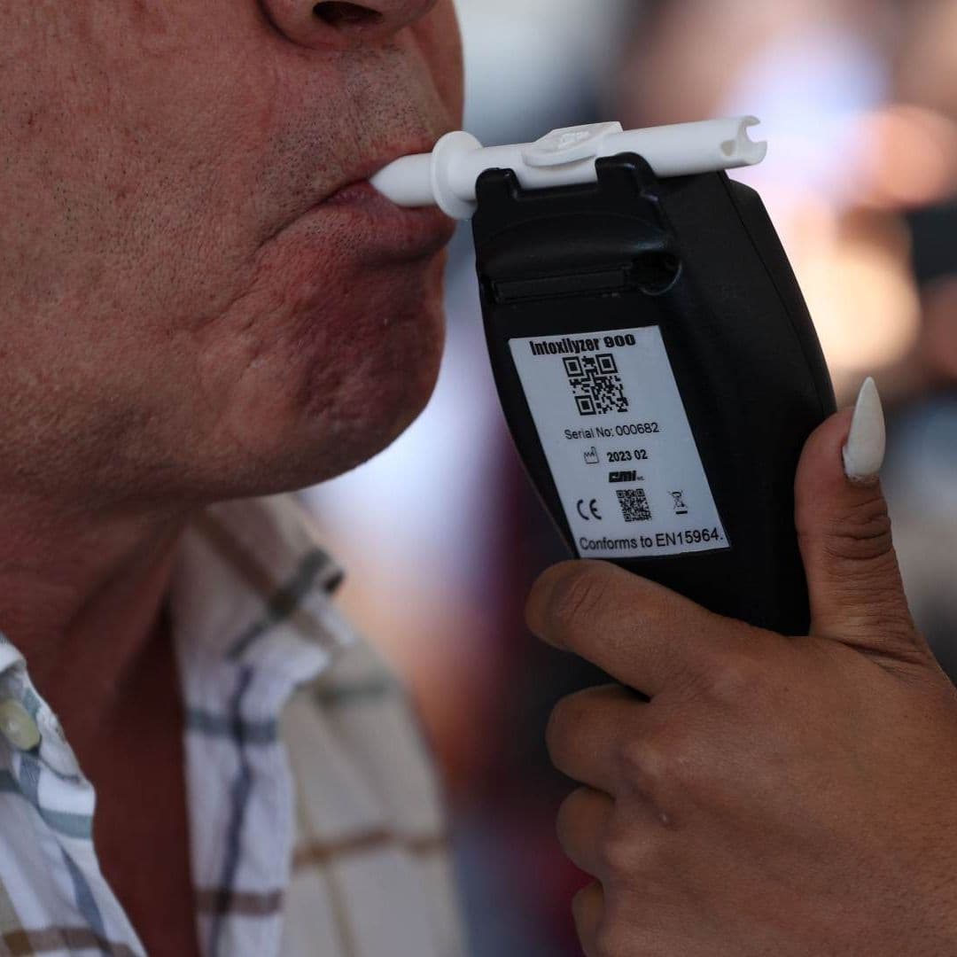 Oficia de SSC aplica el test de alcoholemia a un hombre en CDMX en diciembre 2025. Foto: Cuartoscuro | Archivo