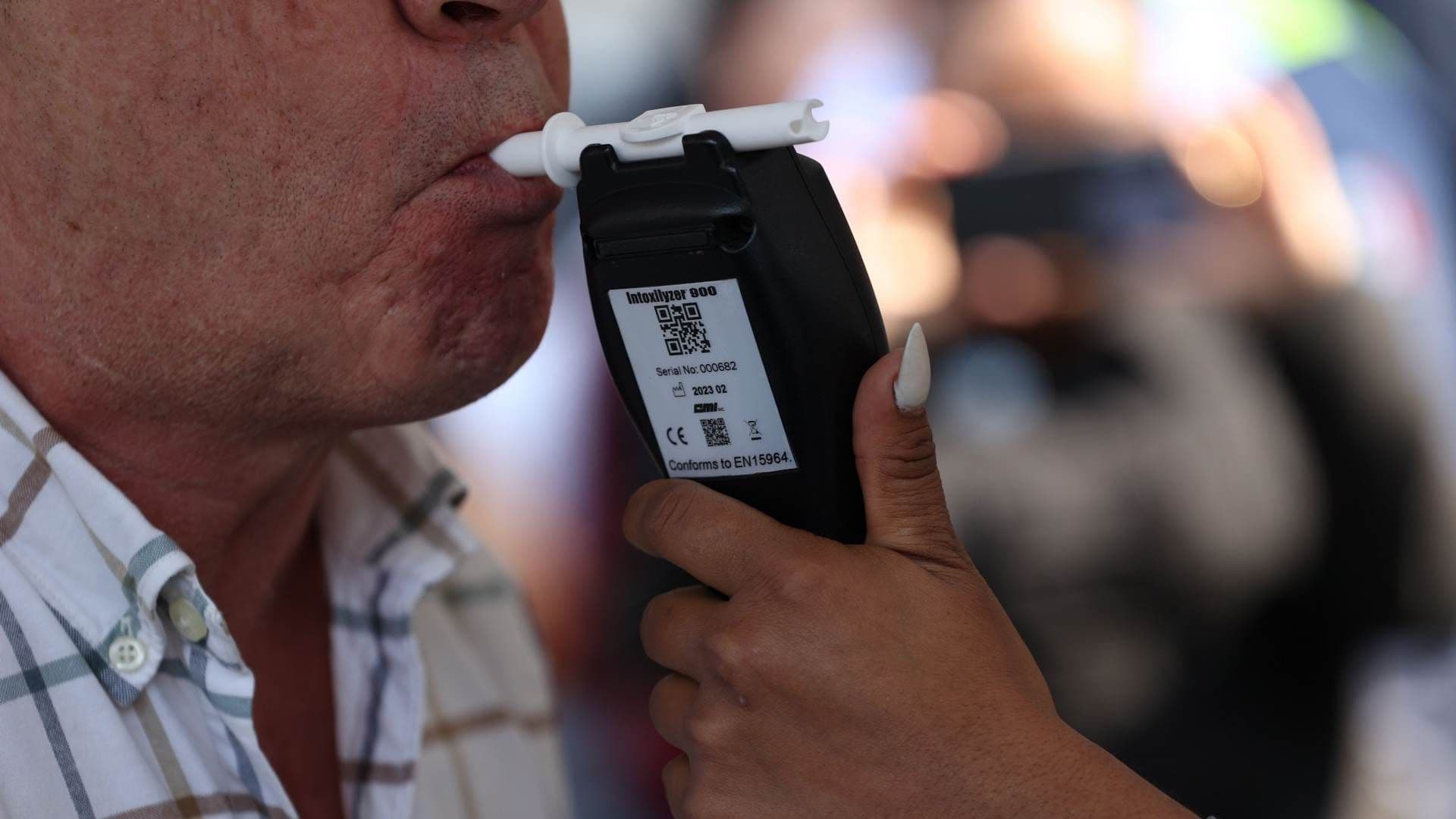 Oficia de SSC aplica el test de alcoholemia a un hombre en CDMX en diciembre 2025. Foto: Cuartoscuro | Archivo