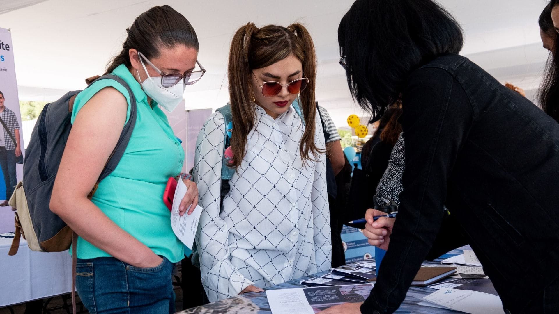 Mujeres en Feria de Empleo CDMX. Seguro de Desempleo CDMX 2026.