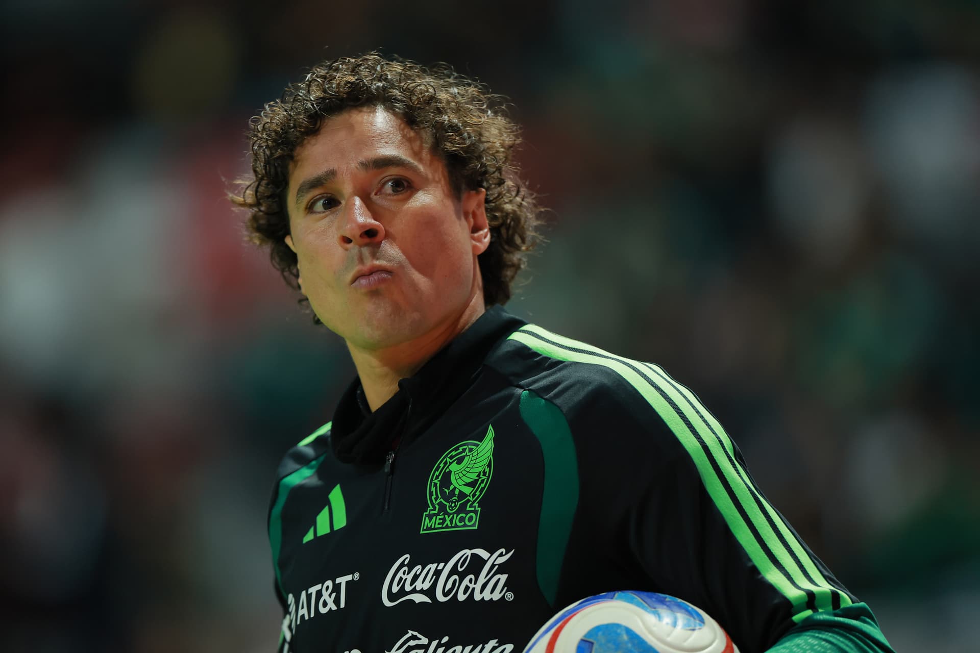 Guillermo Ochoa antes de un partido con la Selección Mexicana