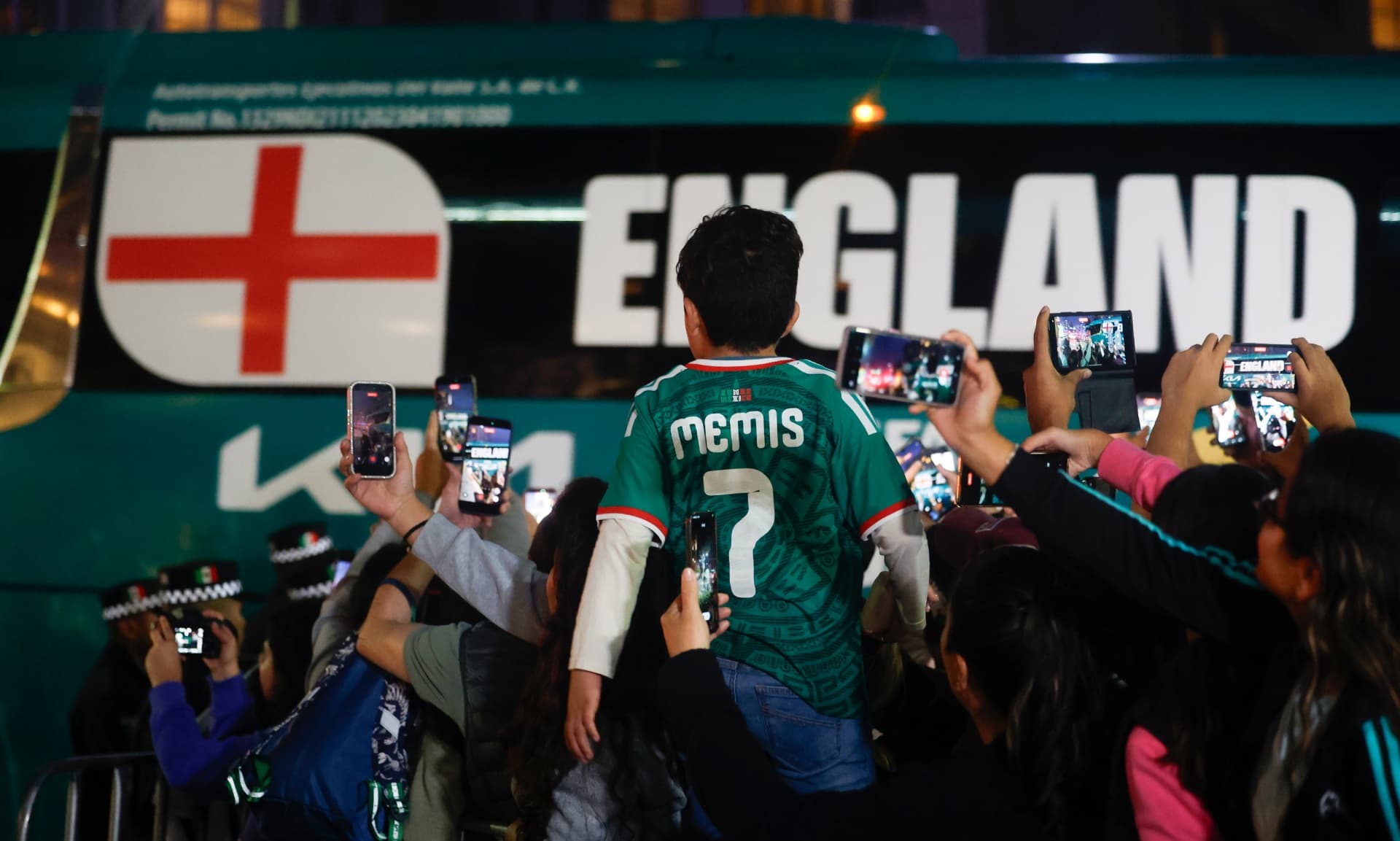 Aficionados reciben a la selección de Inglaterra este viernes, a su llegada al hotel de concentración en Ciudad de México. Foto: EFE