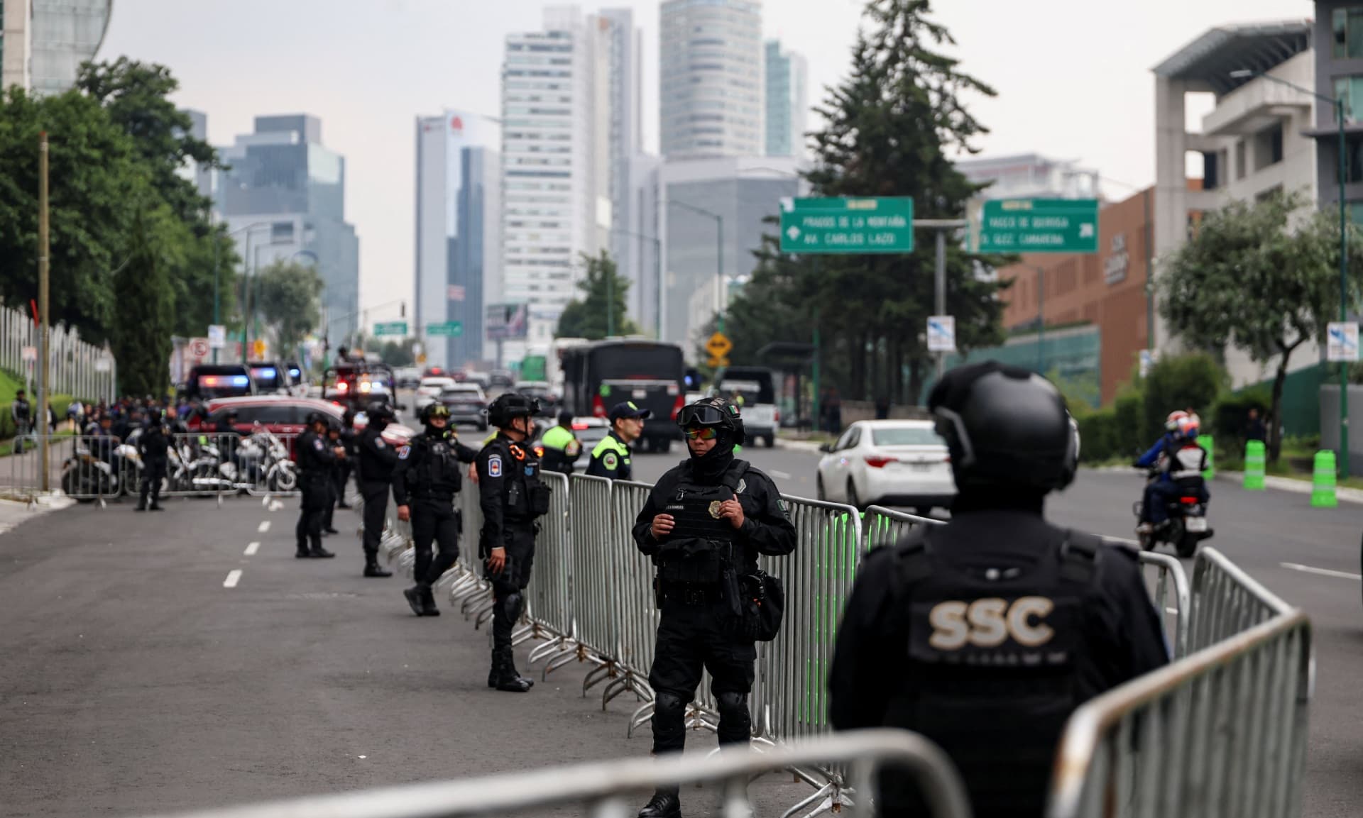 Policías custodian una barrera de seguridad cerca del hotel antes de la llegada de la selección inglesa. Foto: Reuters