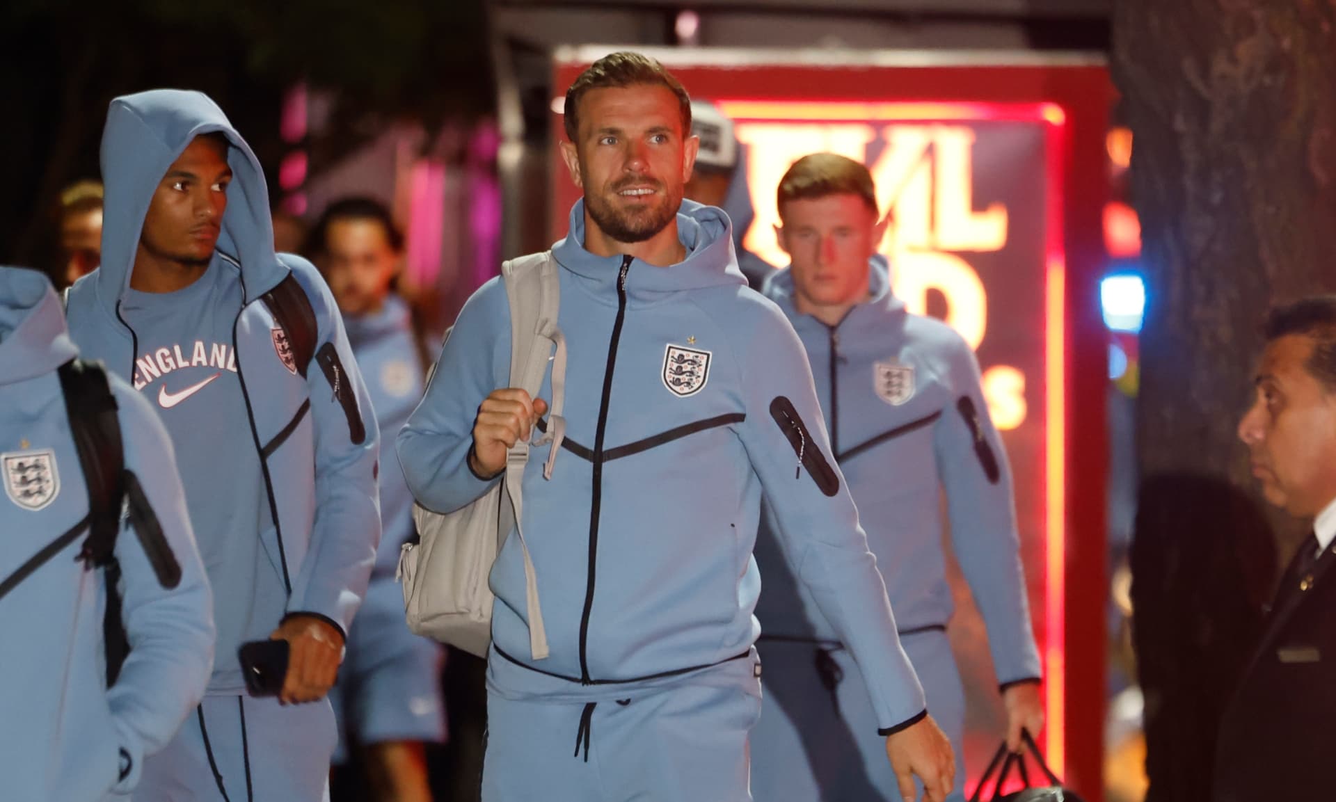 Jordan Henderson de Inglaterra llega al hotel de concentración este viernes, en Ciudad de México. Foto: EFE