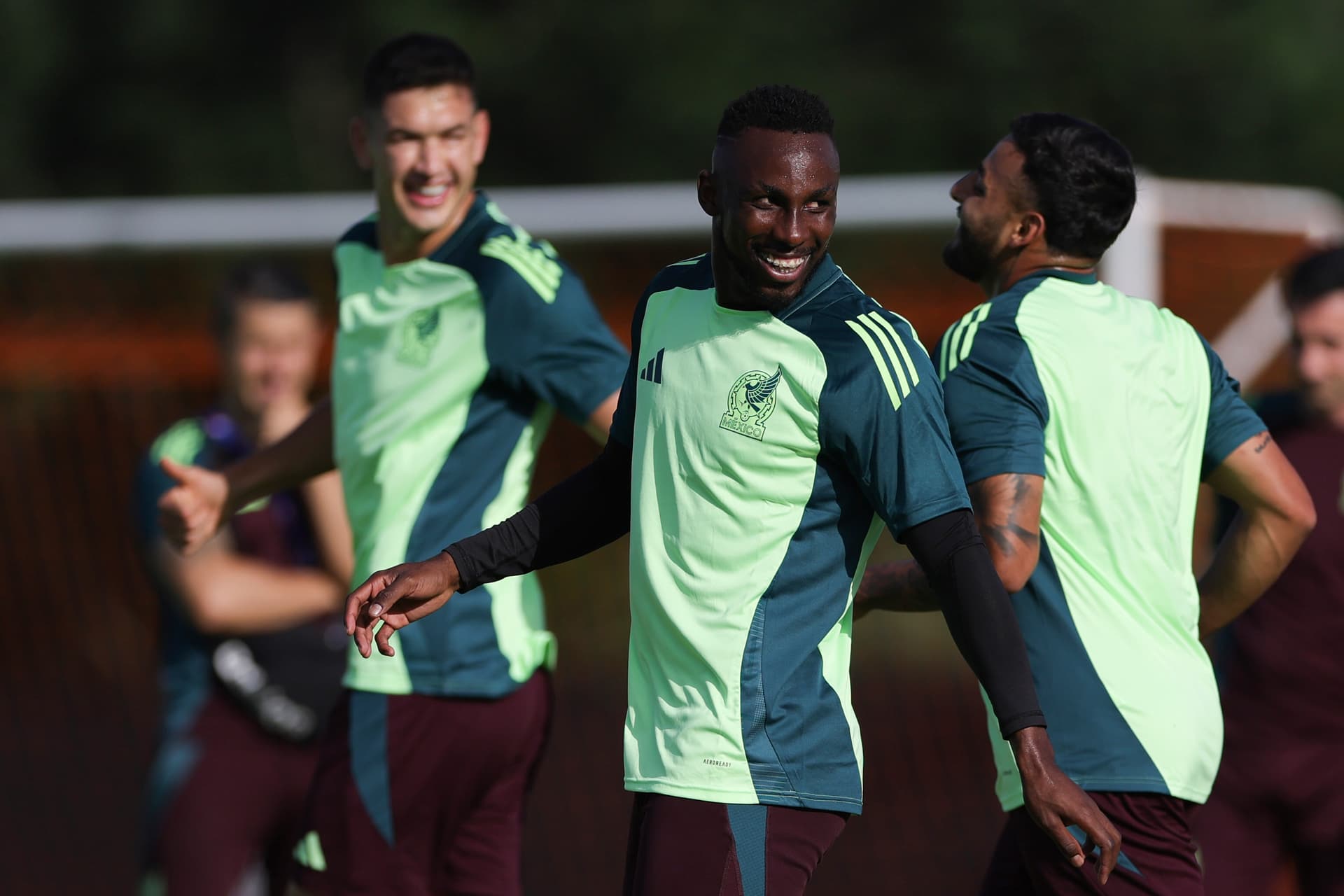 Julián Quiñones durante un entrenamiento de la Selección Mexicana