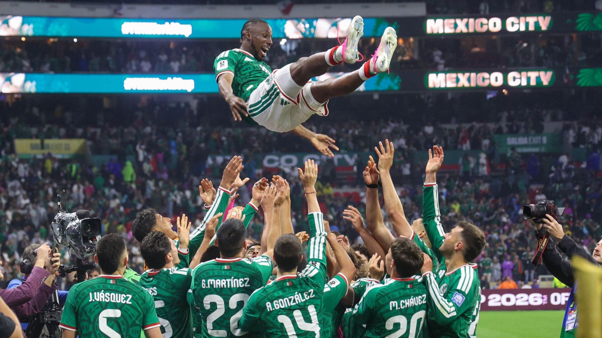 Lanzan a Julian Quiñones tras el pitazo final del juego donde México se impuso 2-0 a Ecuador. Foto: Cuartoscuro