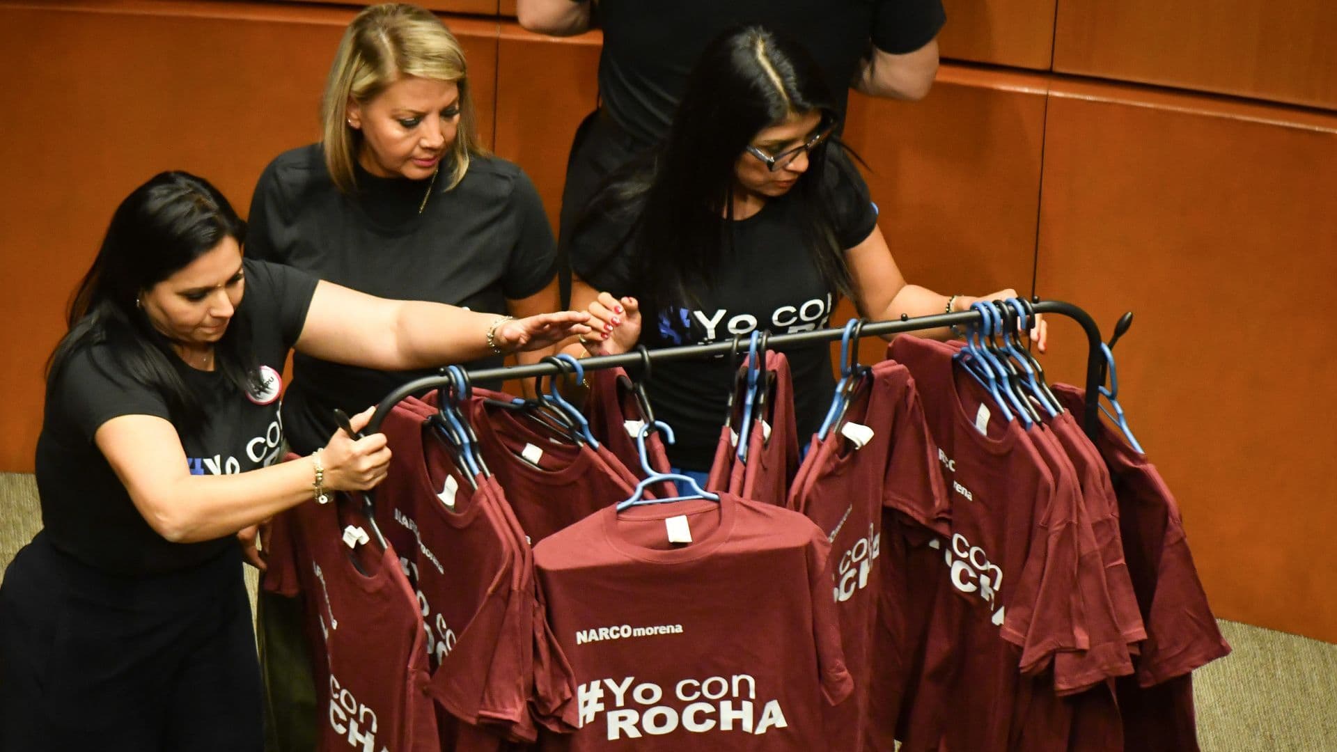 Senadoras acomodan playeras con la leyenda 'Yo con Rocha'