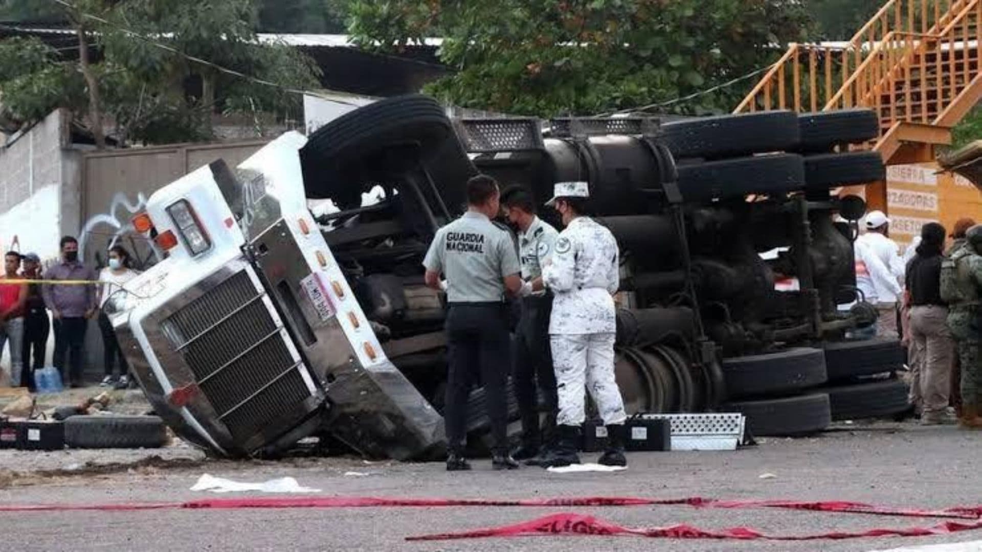 La volcadura de un tráiler lleno de personas migrantes dejó 56 víctimas mortales en Chiapas