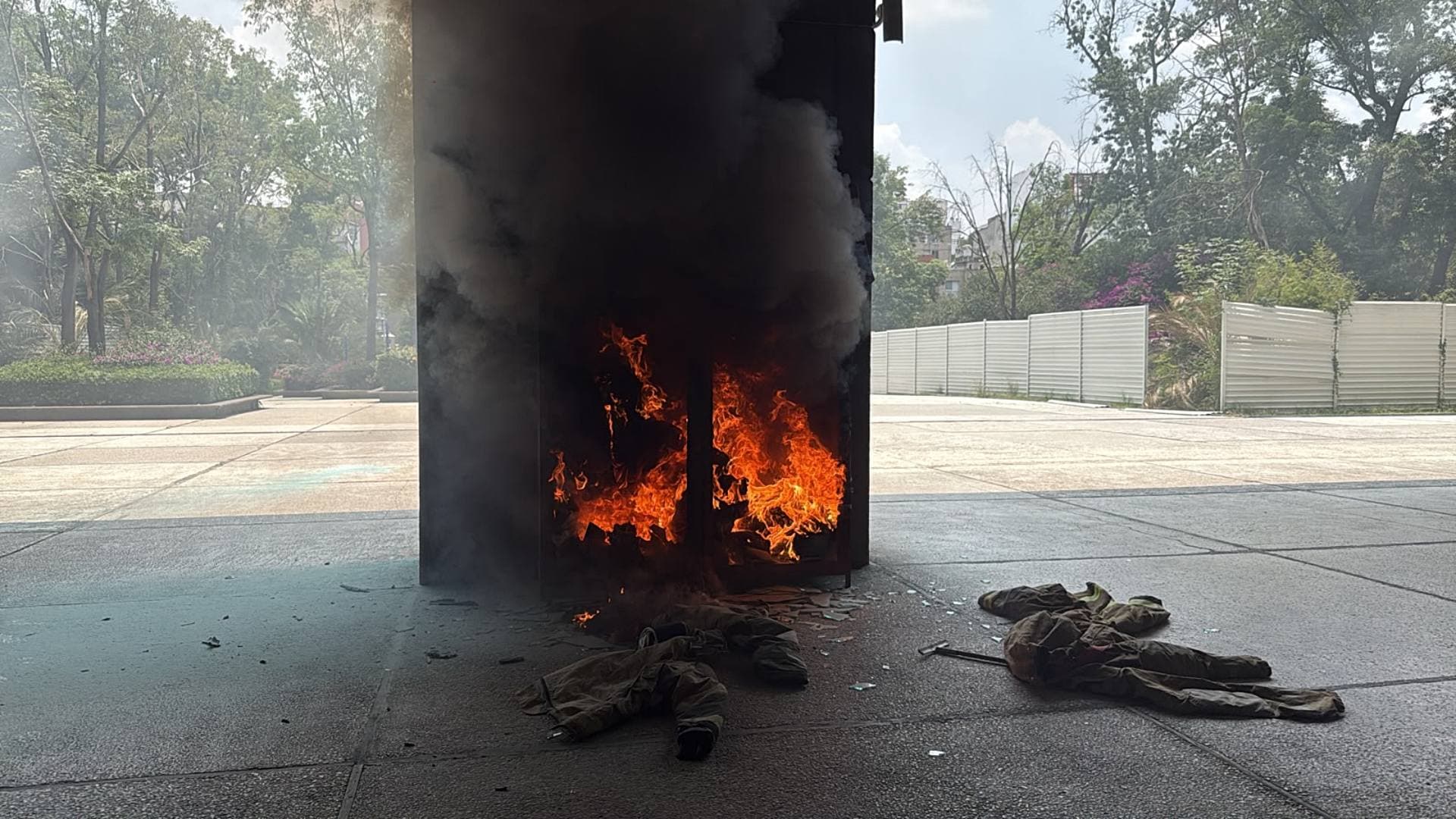 Una cabina que contenía equipo de emergencia fue incendiada al interior de SEP. Foto: N+