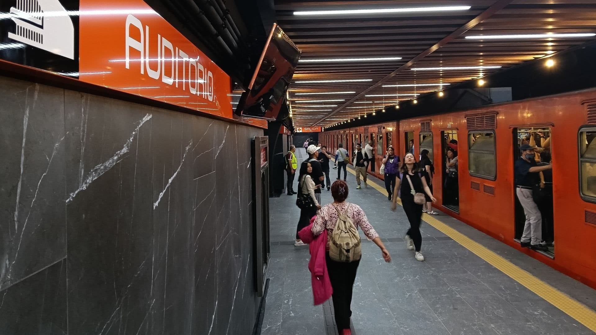 Usuarios del Metro la estación Auditorio de la Línea 7