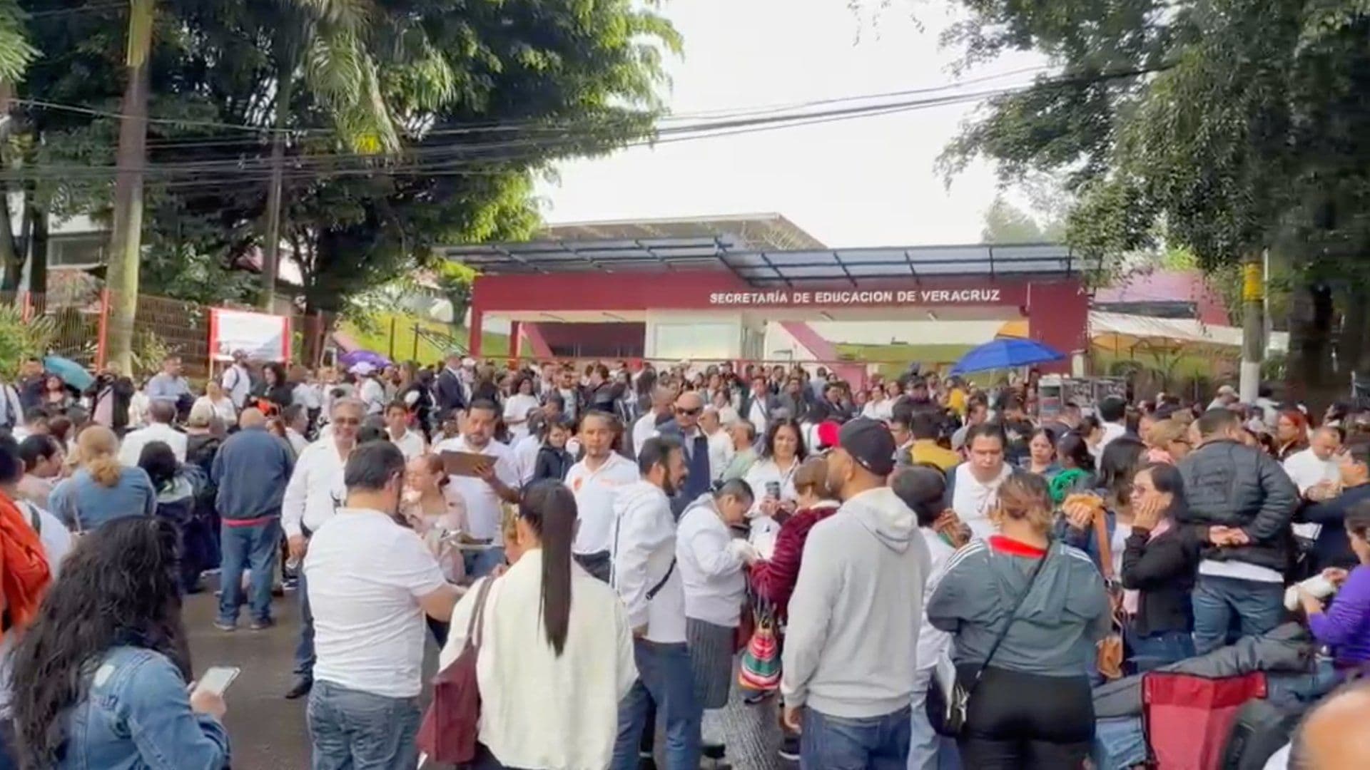 Docentes del SNTE Toman Instalaciones de la Secretaría de Educación de Veracruz