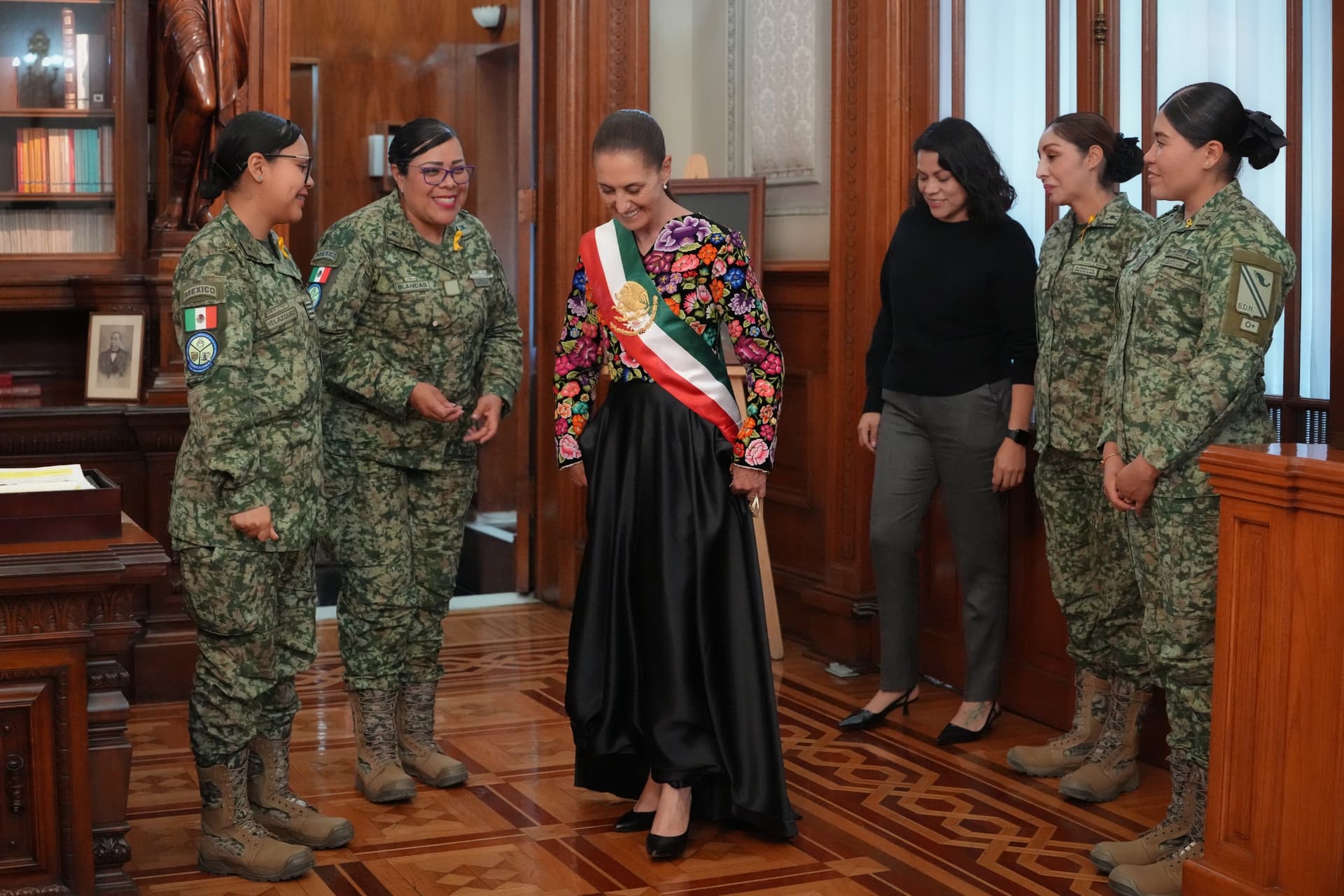 Claudia Sheinbaum en Palacio Nacional se prueba el vestido del Grito de Independencia