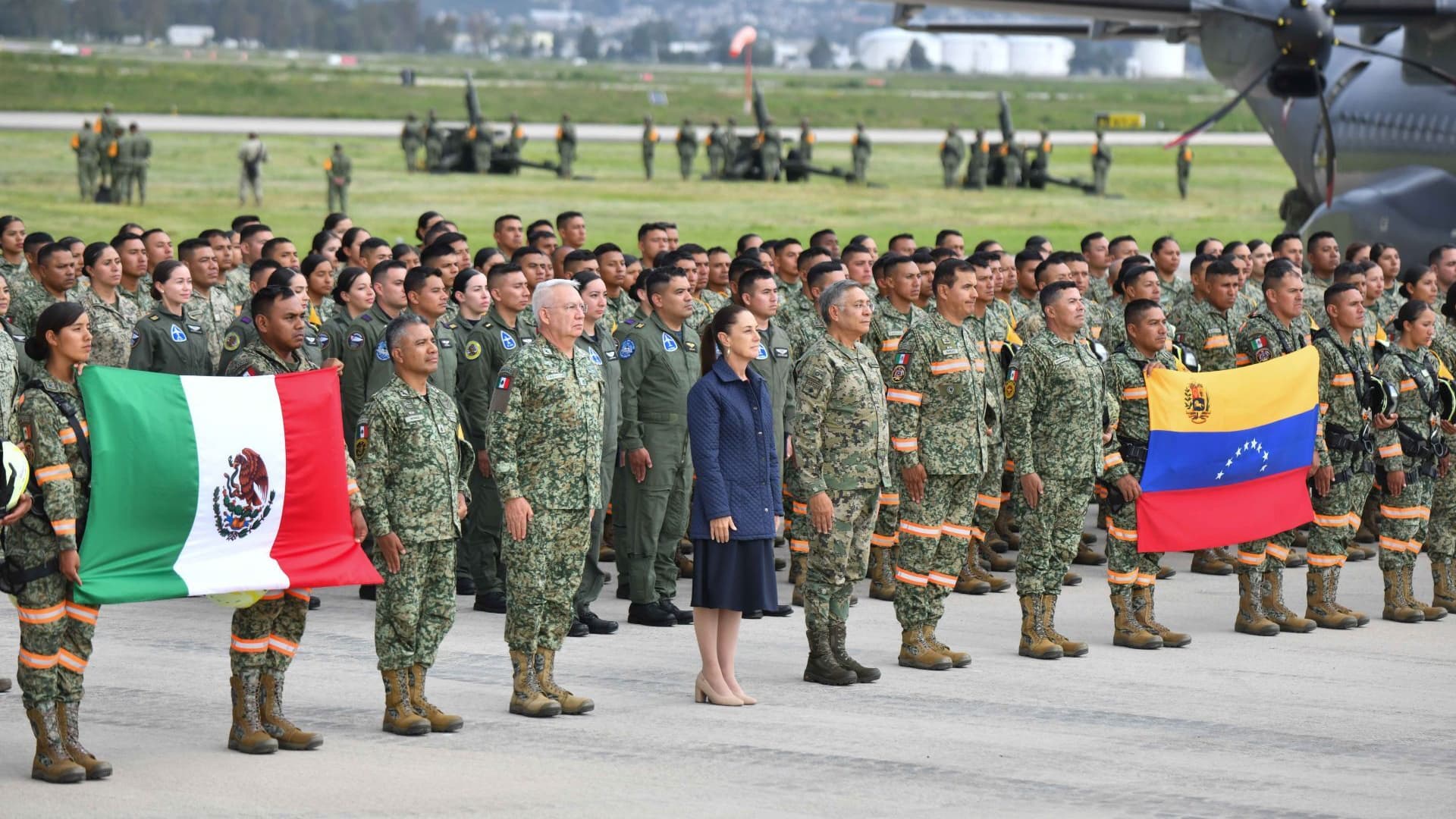 La presidenta Claudia Sheinbaum recibió a las Fuerzas Armadas que apoyaron en Venezuela