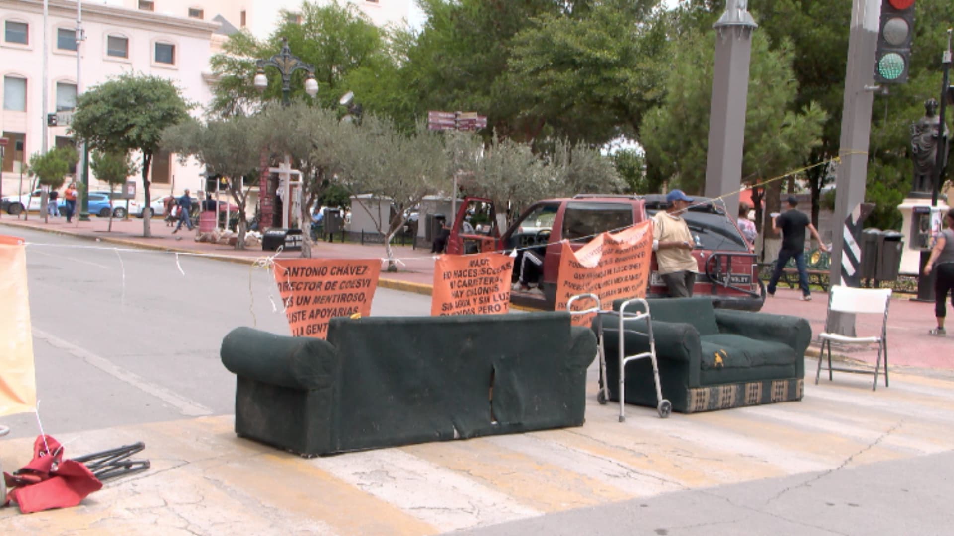 Bloquean con Sillones Calle Aldama de Chihuahua por Falta de Respuesta de COESVI
