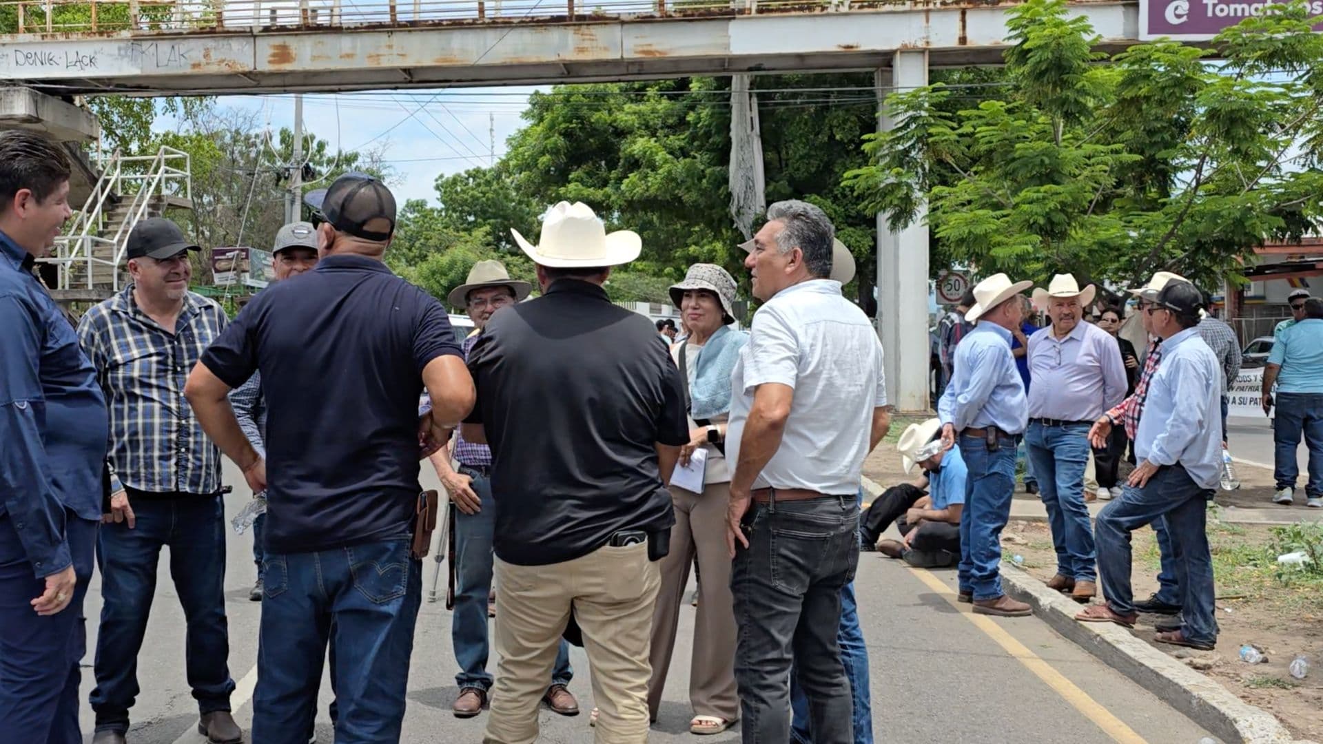 Los agricultores cerraron totalmente la circulación en la Calzada Aeropuerto.