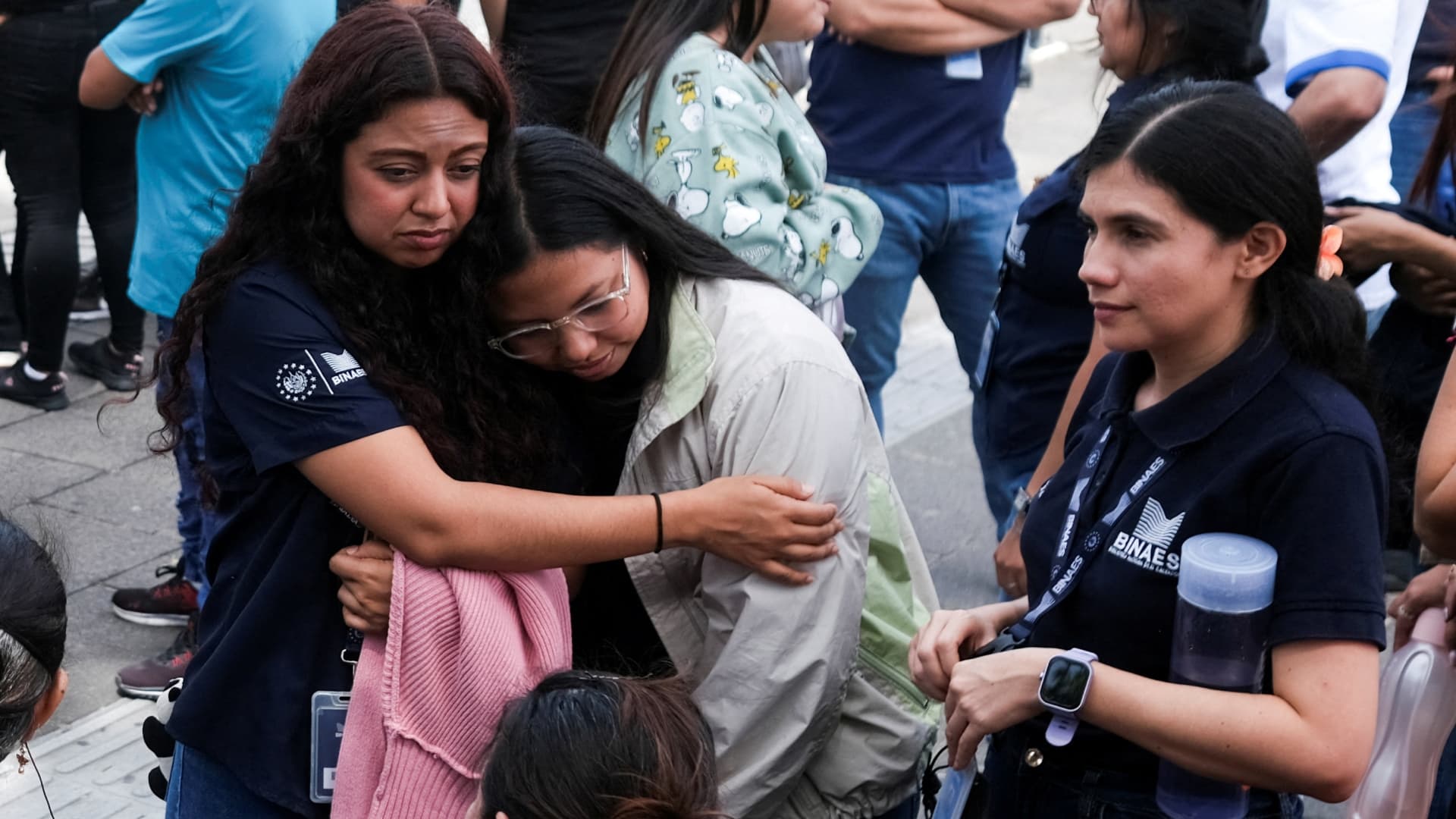 Personas reaccionan tras evacuar la Biblioteca Nacional después de un potente terremoto de magnitud 7.4 que sacudió el 17 de julio 2026. Foto: Reuters