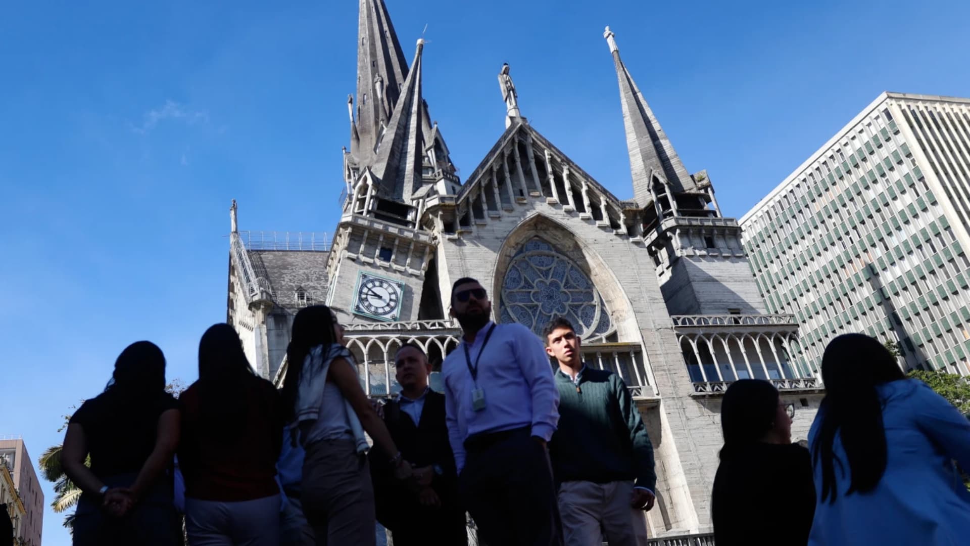 Afuera de la Catedral de Manizales después de que fuera dañada por un terremoto en Manizales, Colombia, el 10 de agosto de 2026. Foto: AP