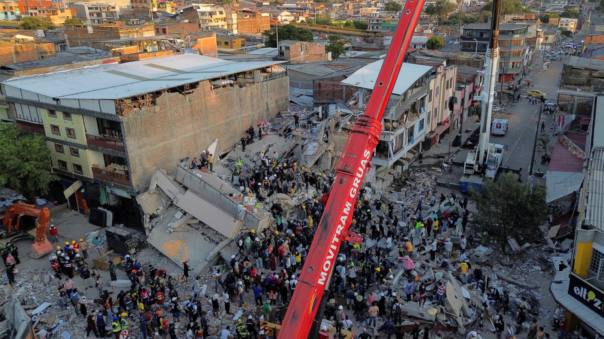 Equipos de rescate y voluntarios laboran en un edificio caído en Pereira, Colombia