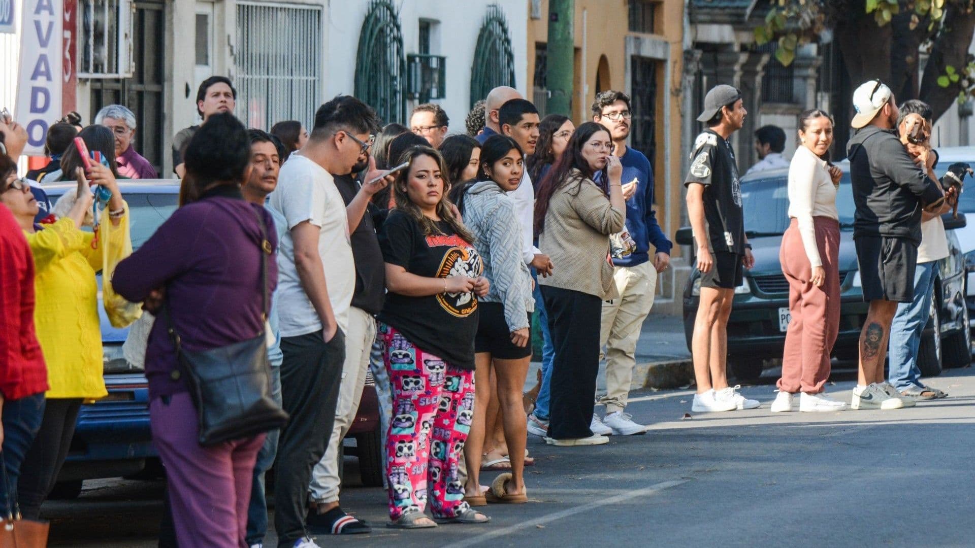 Personas salen a las calles por sismo en CDMX