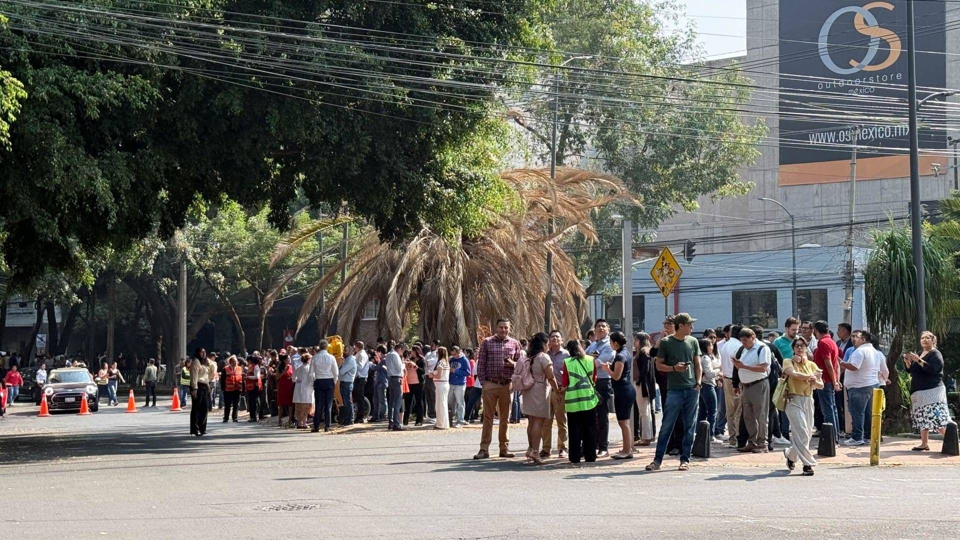 Personas salen a la calle por sismo en México