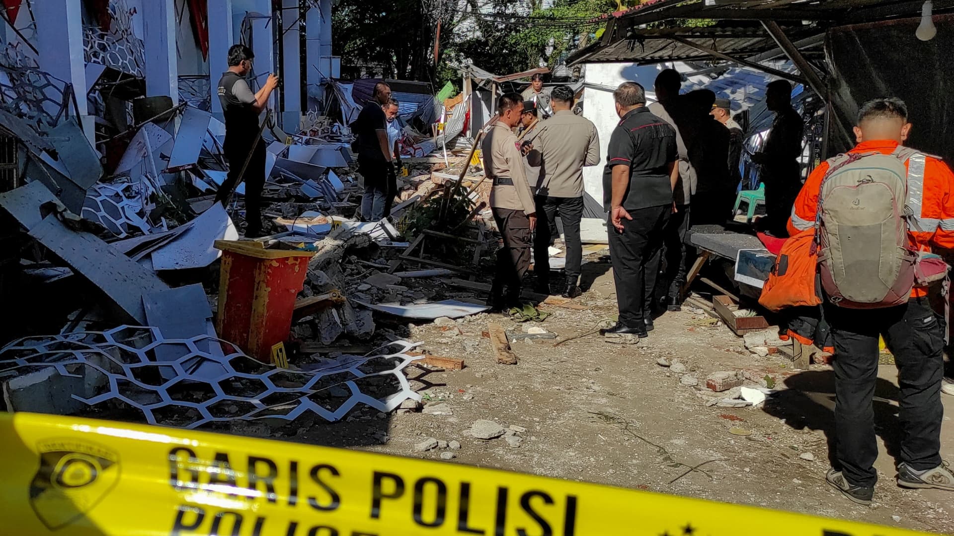 Agentes de policía inspeccionan el edificio dañado del Comité Nacional de Deportes de Indonesia tras un terremoto en Manado, provincia de Sulawesi del Norte, Indonesia, el 2 de abril de 2026. REUTERS/Tonny Rarung