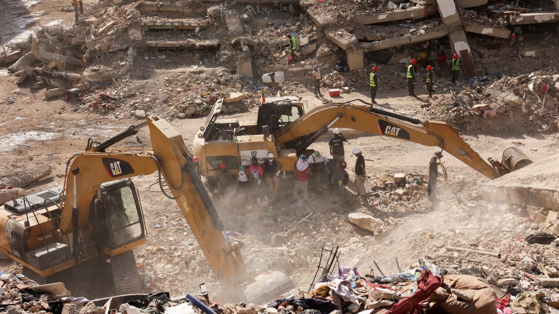 Personas buscan los cuerpos de sus seres queridos bajo los escombros tras los terremotos que sacudieron Venezuela el 24 de junio. Foto: Reuters