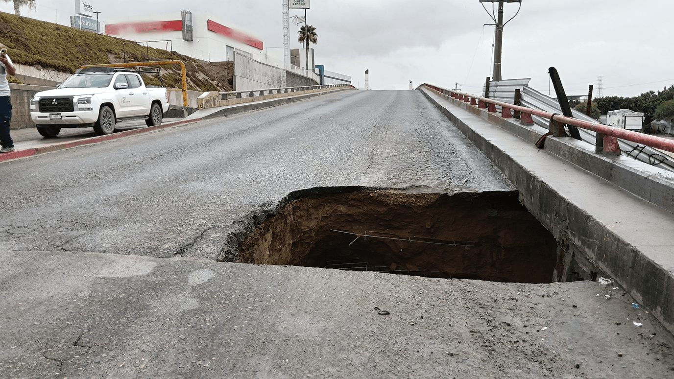 Cierran Puente Entre Terrazas del Valle y Ejido Francisco Villa por Socavón en Tijuana