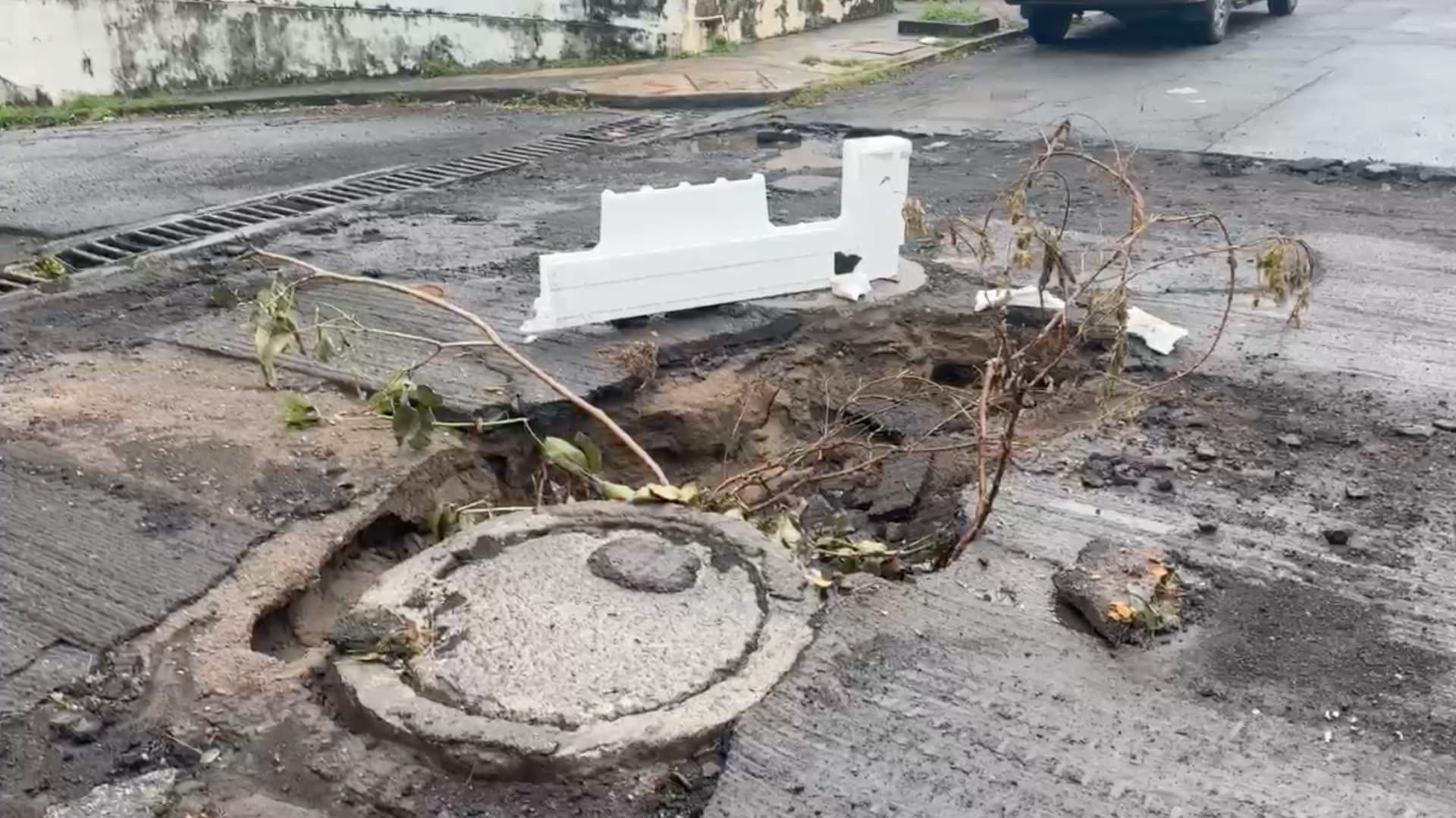 Vehículo cae en socavón de CAB en Boca del Río. Foto: N+