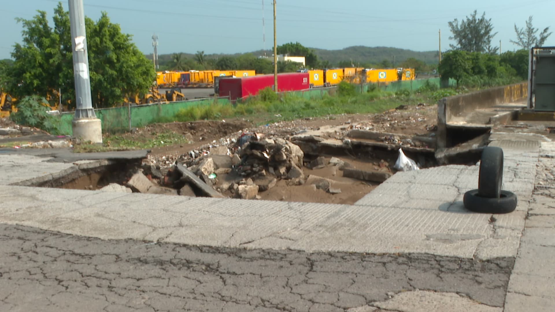 Socavón Causa Afectaciones en Calles de Fraccionamiento de la Zona Norte de Veracruz