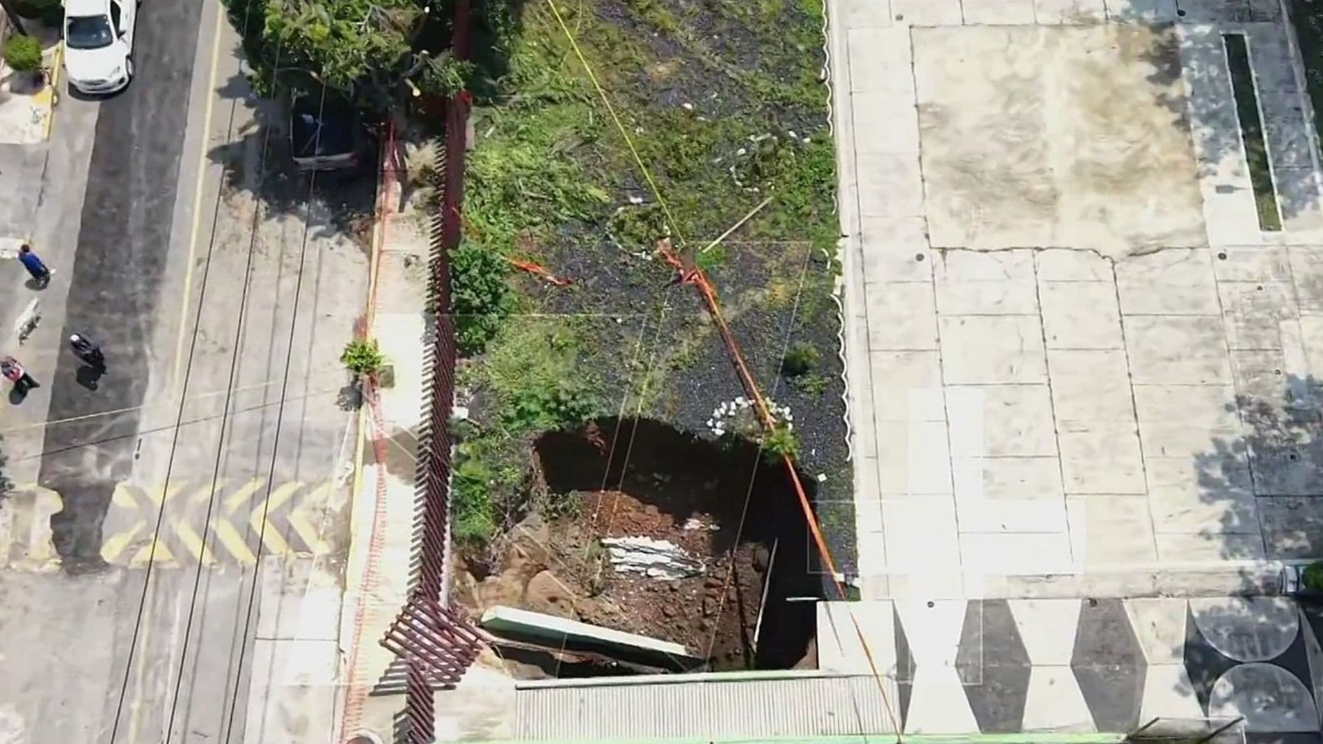 Así se ve desde el aire el enorme socavón que se abrió en el deportivo Gertrudis Sánchez. Foto: Captura de pantalla