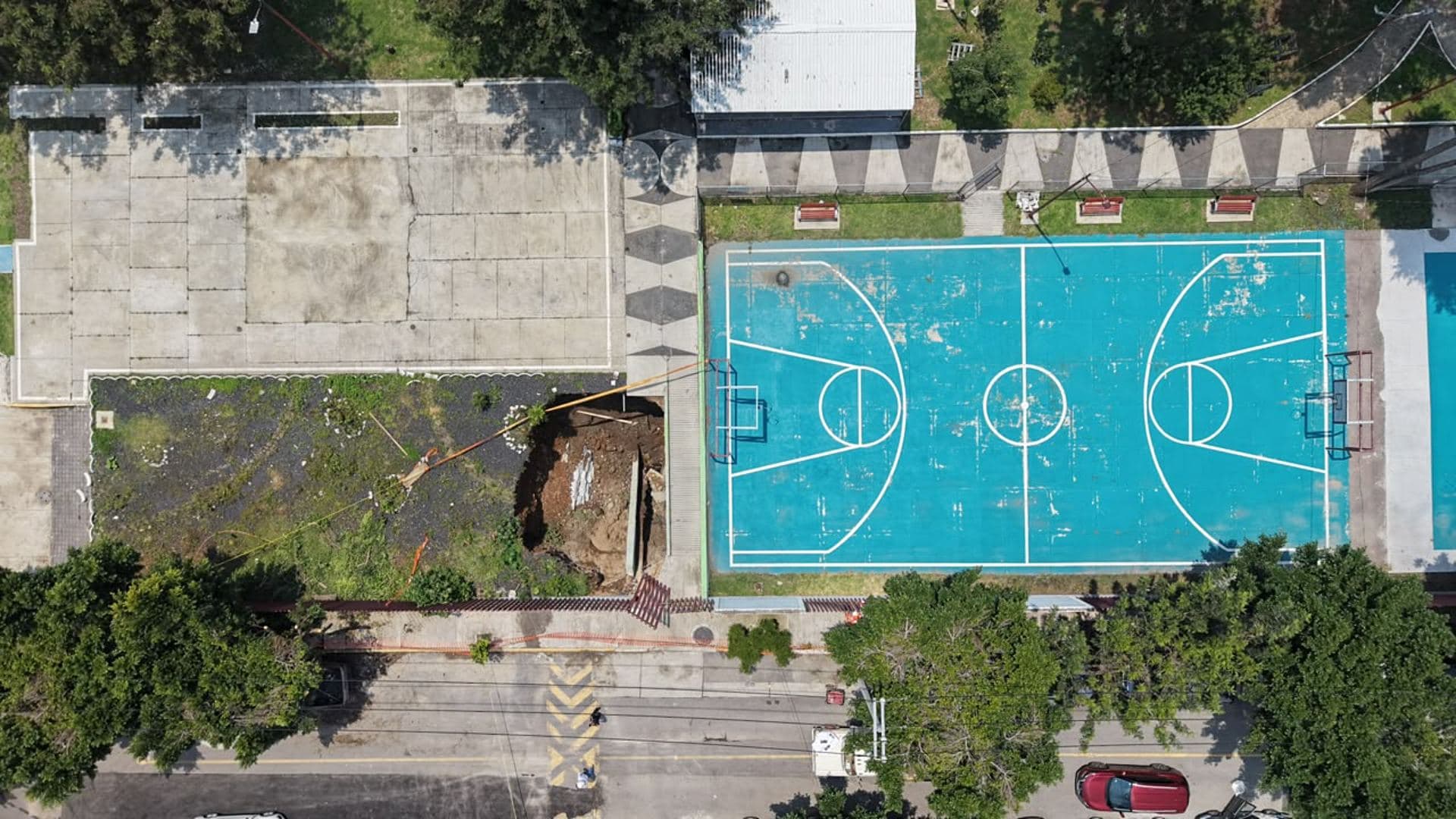 Así se ve desde el aire el enorme socavón que se abrió en el deportivo Gertrudis Sánchez. Foto: N+