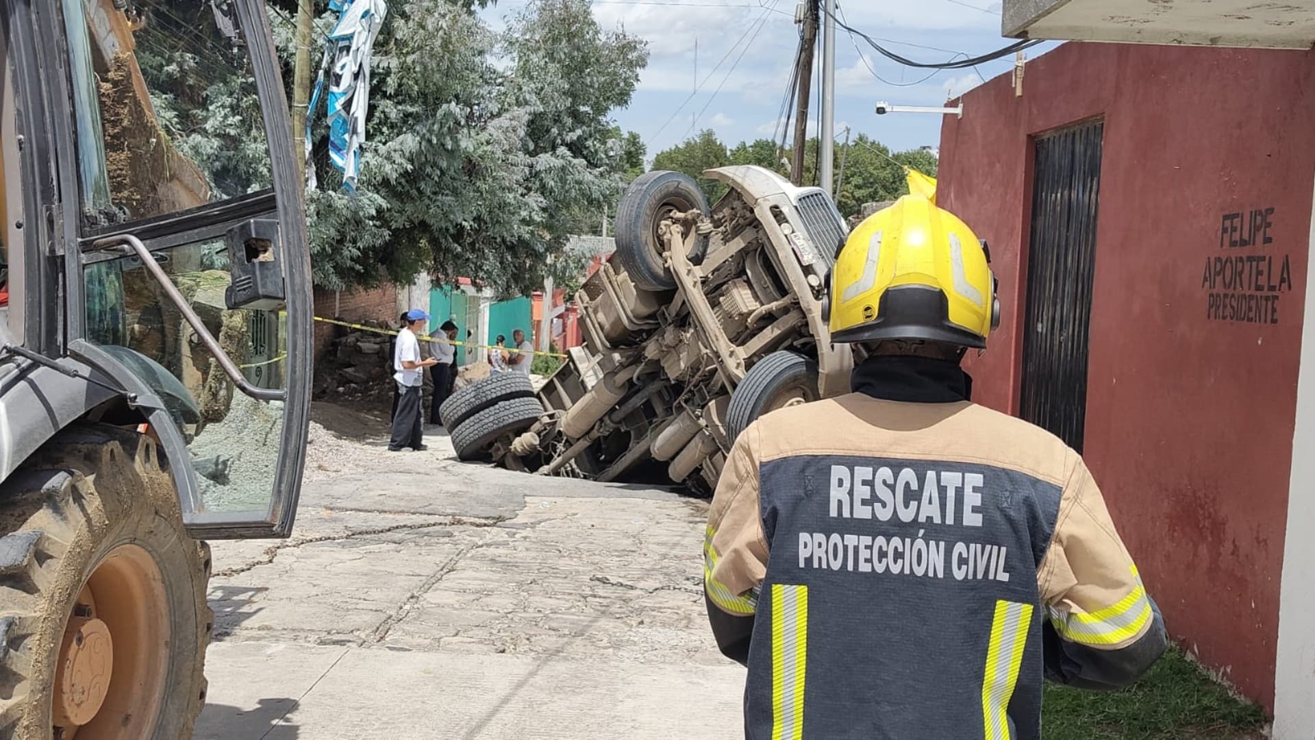 Protección Civil atiende emergencia por hundimiento de un camión.