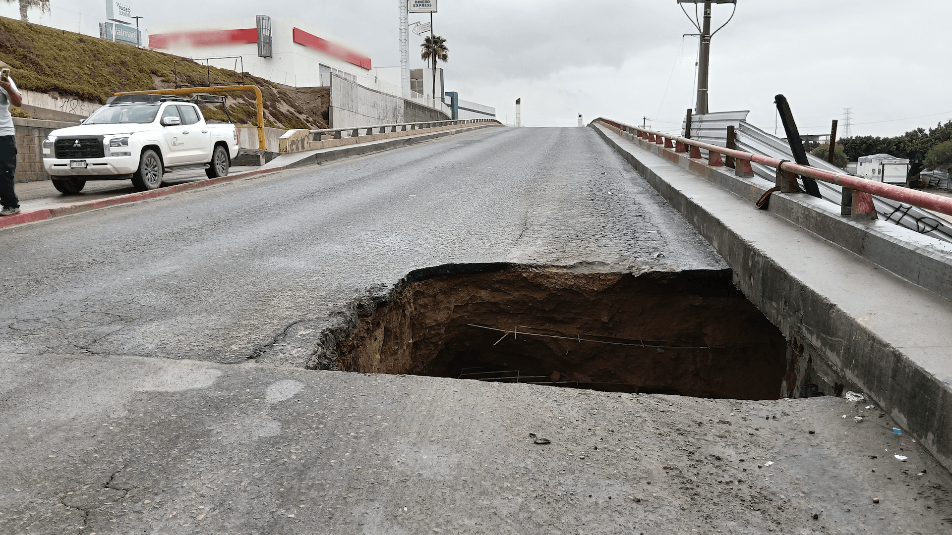 Cierran Puente Entre Terrazas del Valle y Ejido Francisco Villa por Socavón en Tijuana