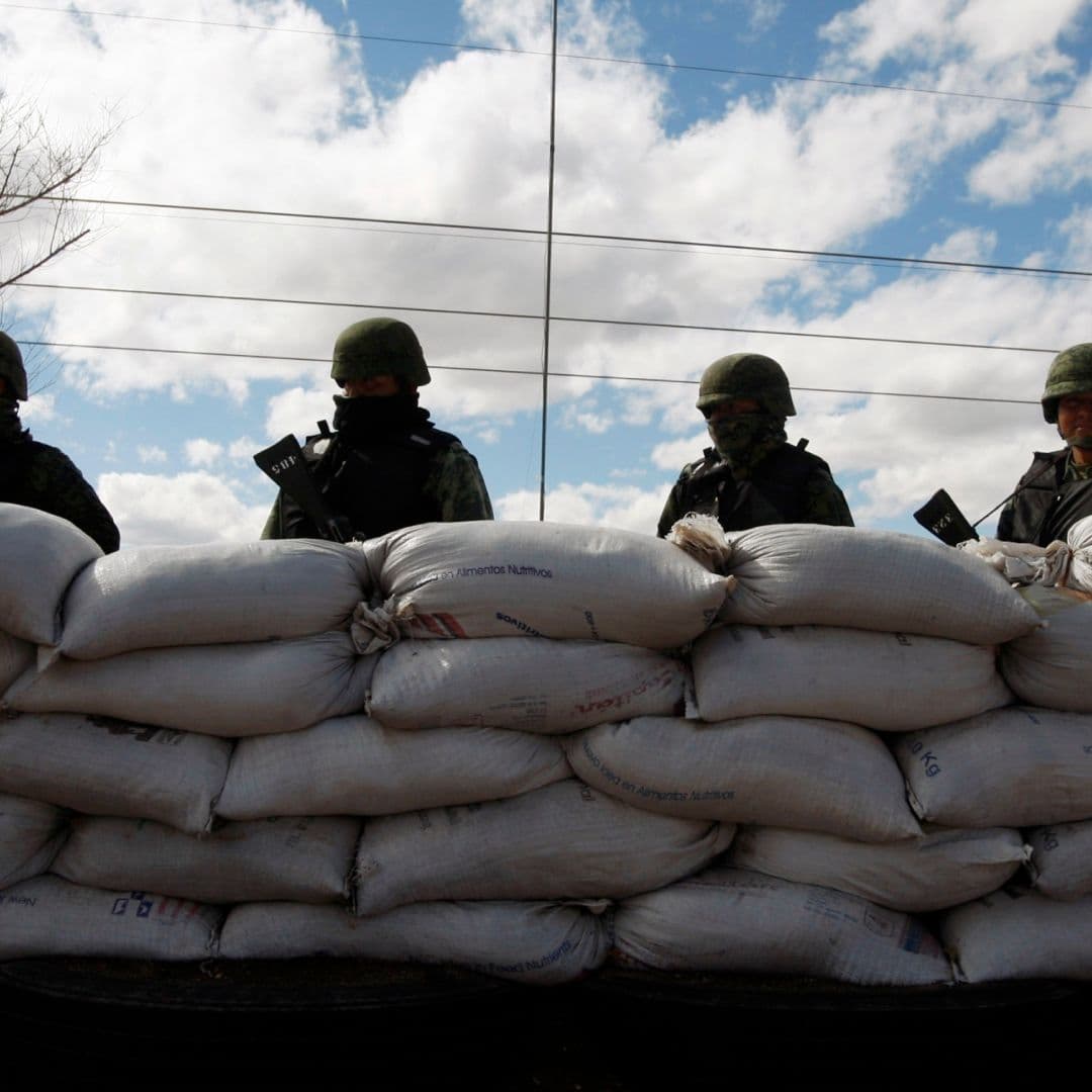 Soldados mexicanos montan una barricada entre Nuevo Casas Grandes y Ciudad Juárez, Chihuahua