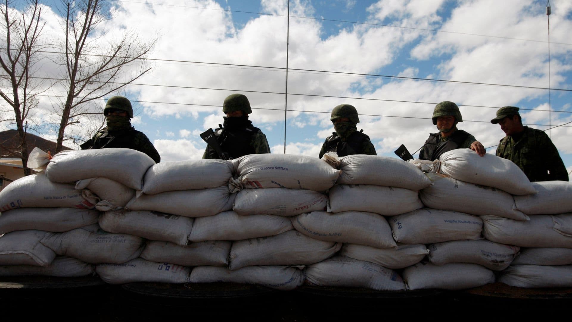 Soldados mexicanos montan una barricada entre Nuevo Casas Grandes y Ciudad Juárez, Chihuahua