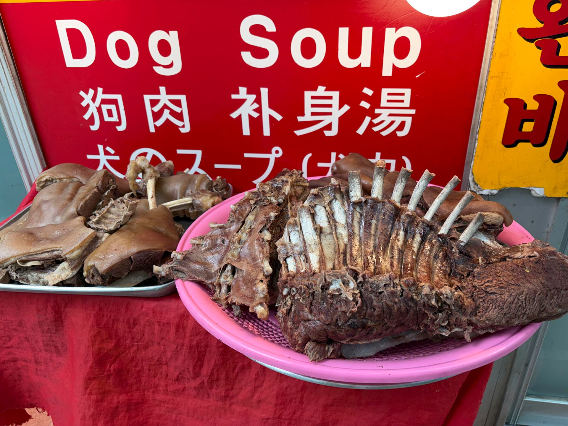Sopa de perro en restaurante de Corea del Sur